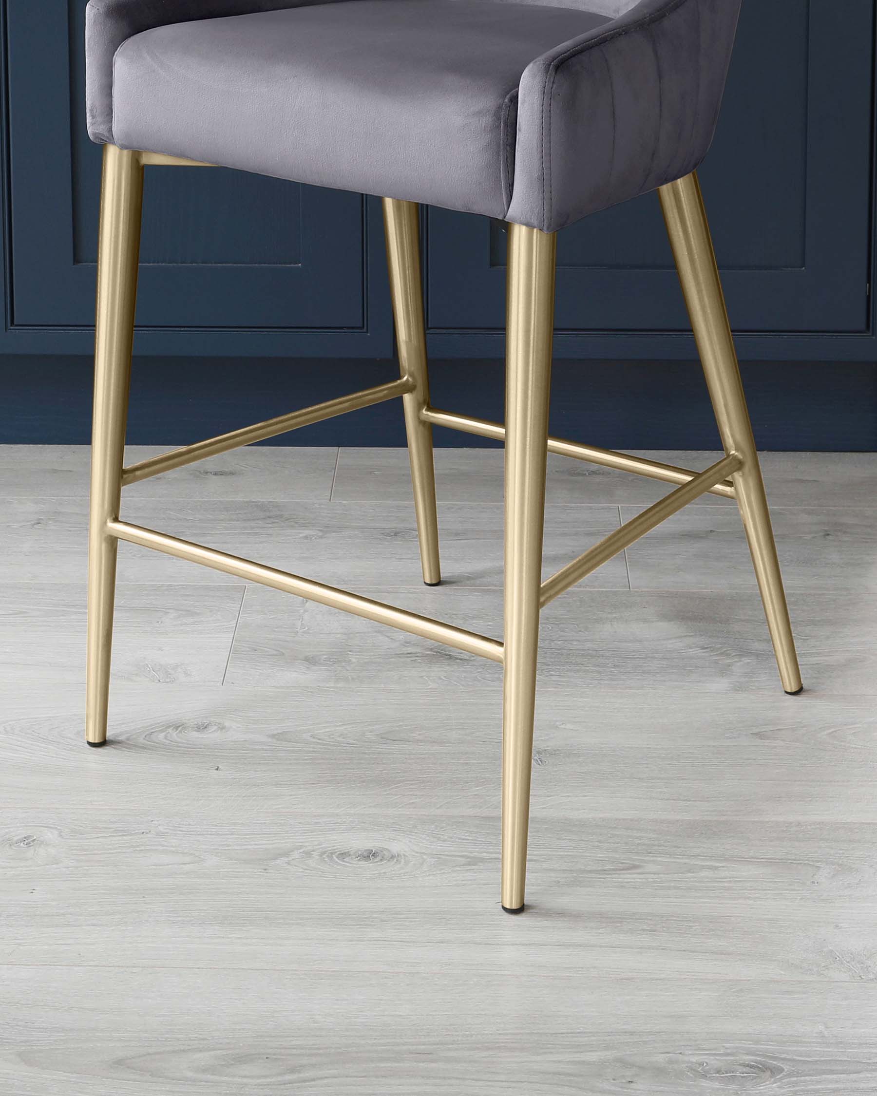 Tabouret de bar Juliana en velours gris foncé avec laiton brossé