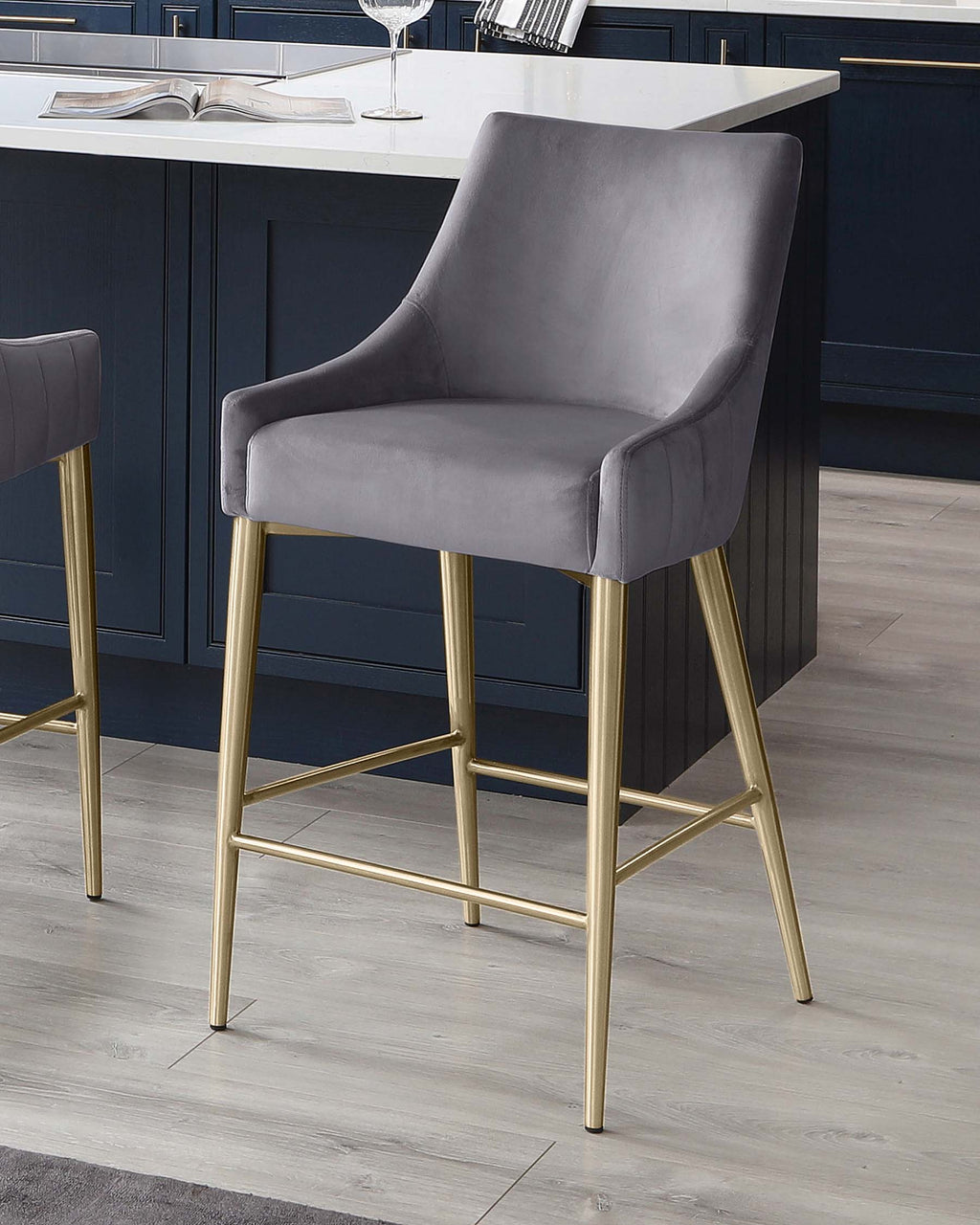 Tabouret de bar Juliana en velours gris foncé avec laiton brossé