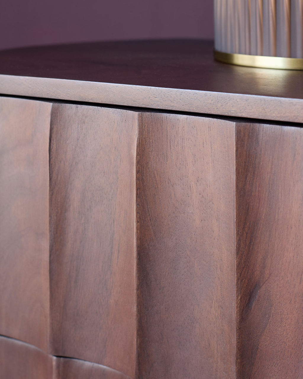 table de chevet en bois foncé de genévrier