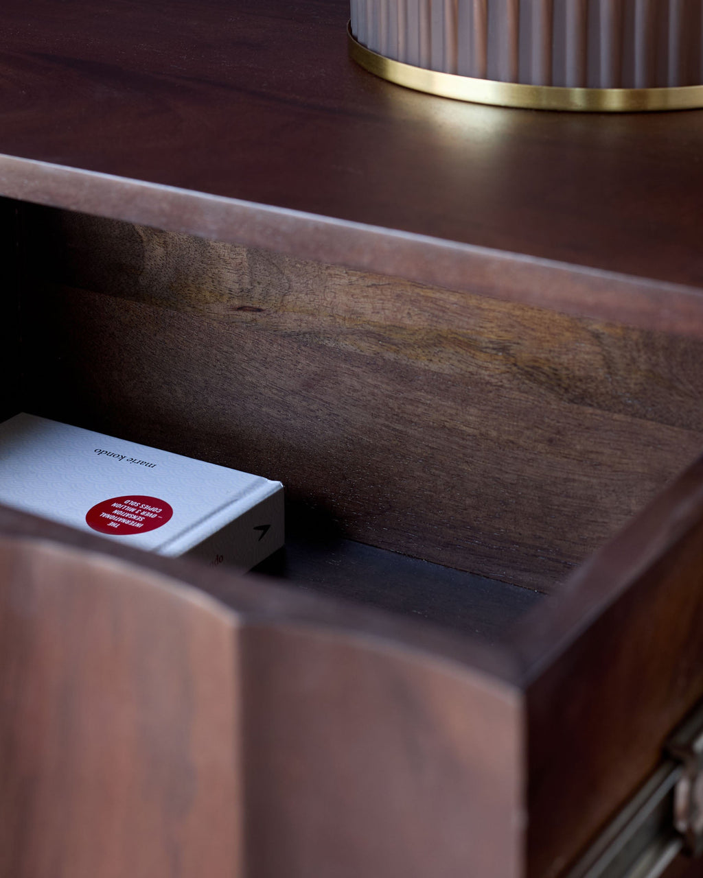 table de chevet en bois foncé de genévrier