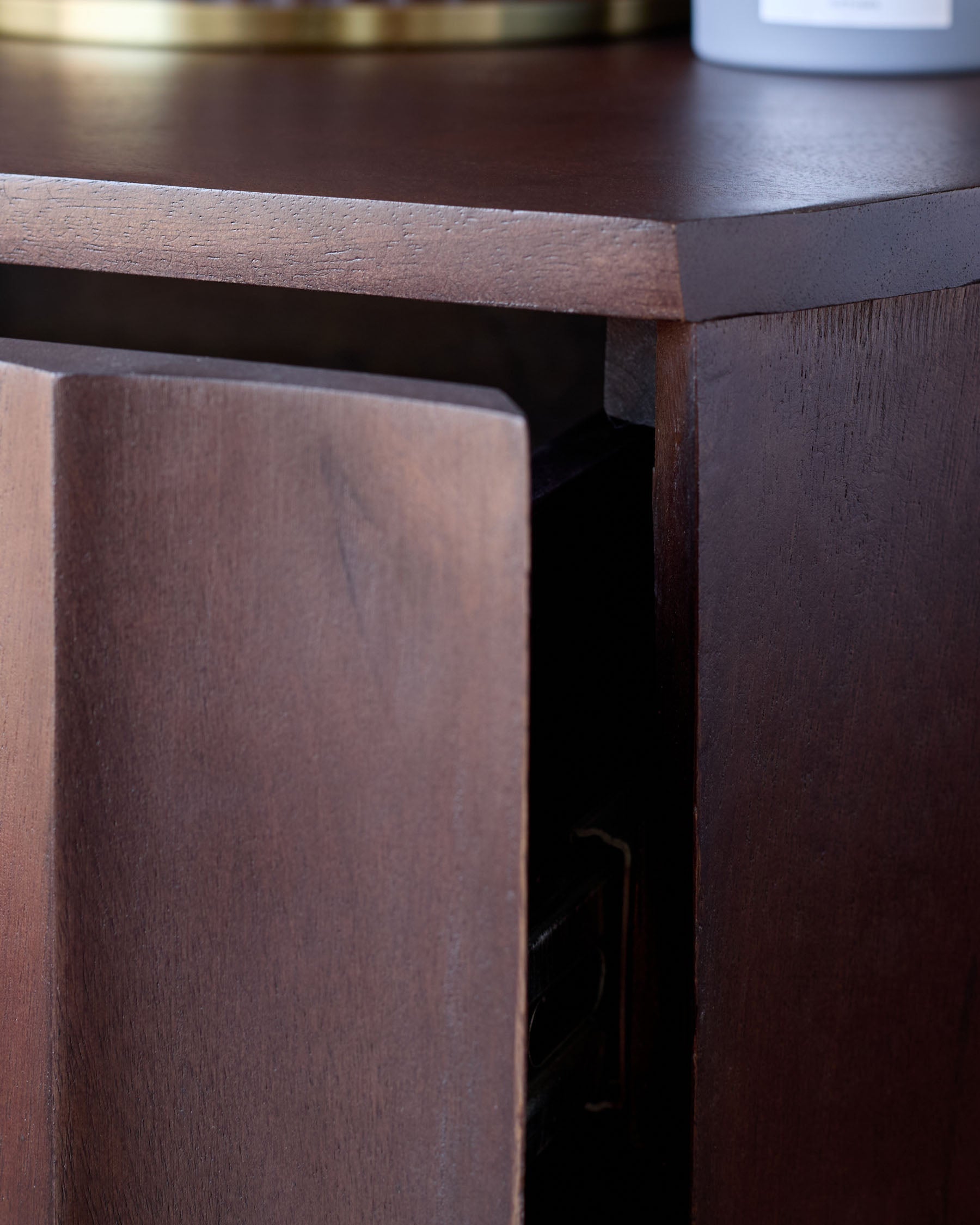 table de chevet en bois foncé de genévrier