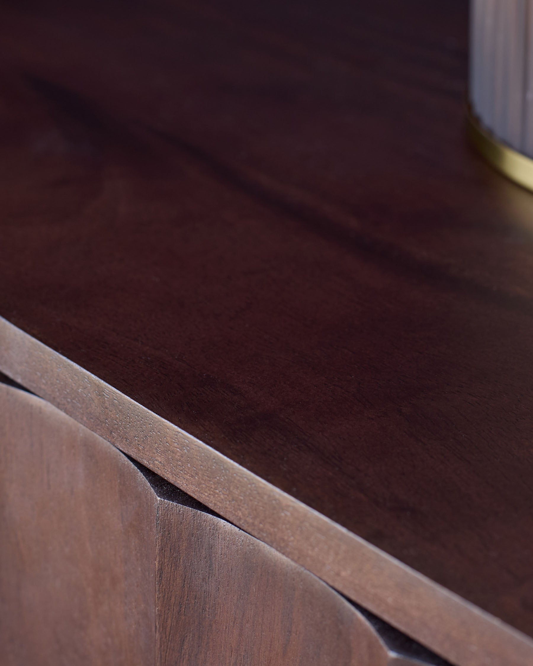 table de chevet en bois foncé de genévrier