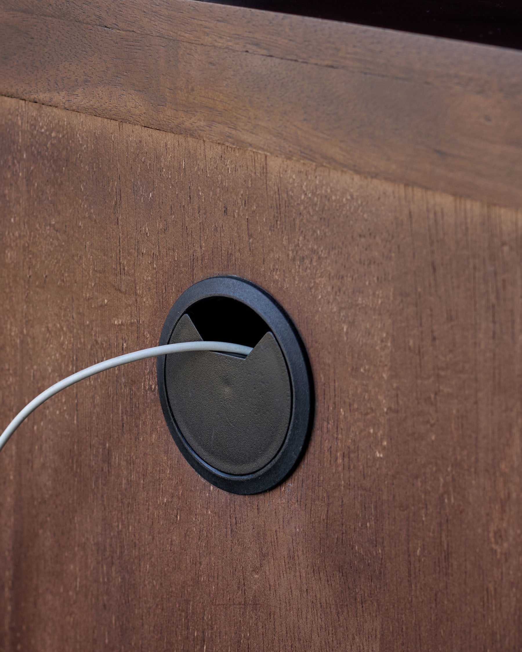 table de chevet en bois foncé de genévrier