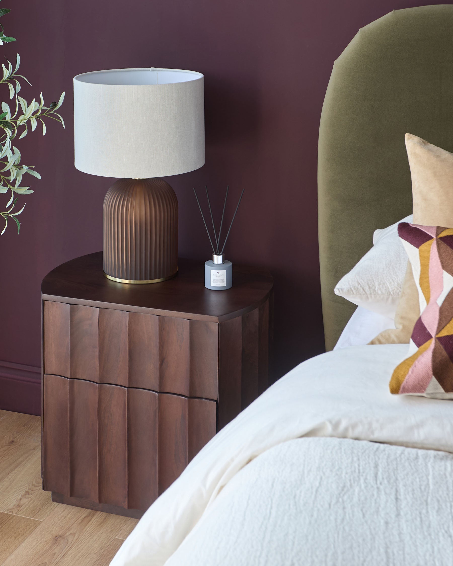 table de chevet en bois foncé de genévrier