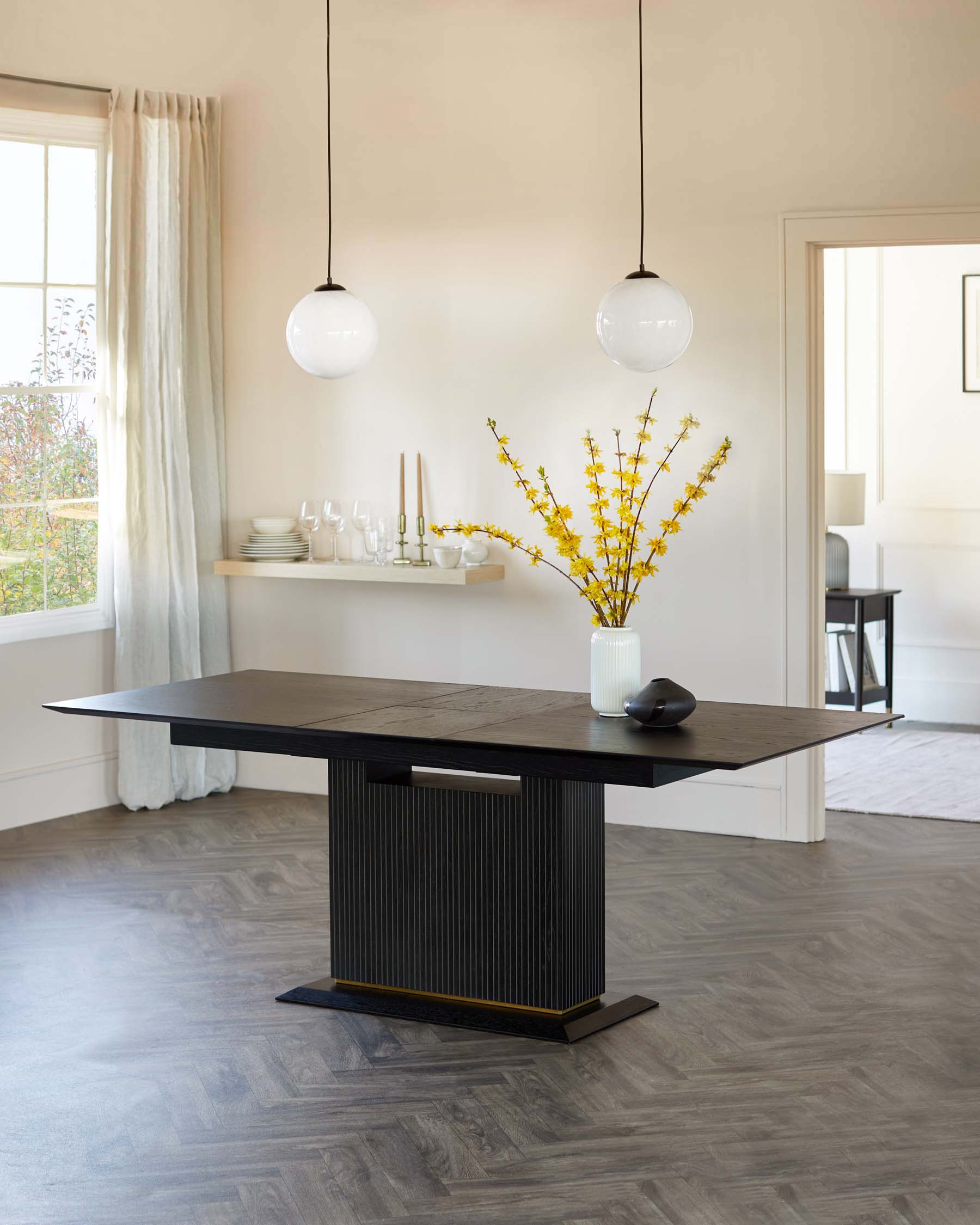 Table de salle à manger extensible Kai en chêne noir, 6 à 8 places