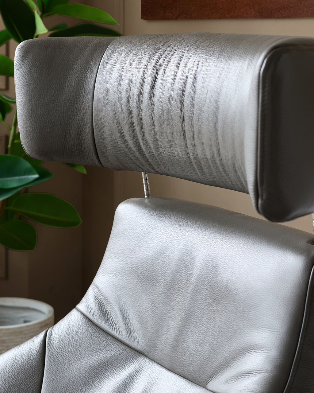 Fauteuil inclinable pivotant Karma en cuir gris foncé avec repose-pieds