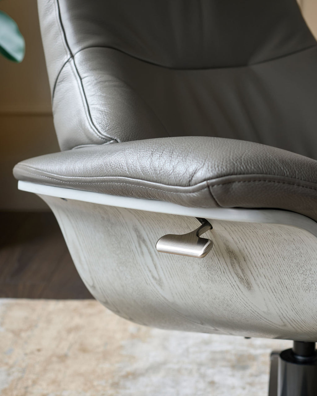 Fauteuil inclinable pivotant Karma en cuir gris foncé avec repose-pieds