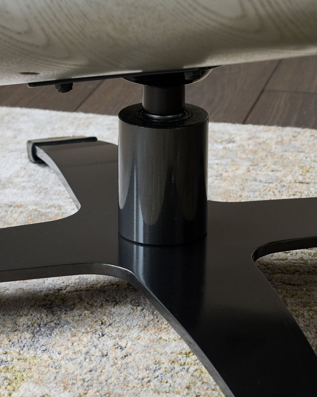 Fauteuil inclinable pivotant Karma en cuir gris foncé avec repose-pieds