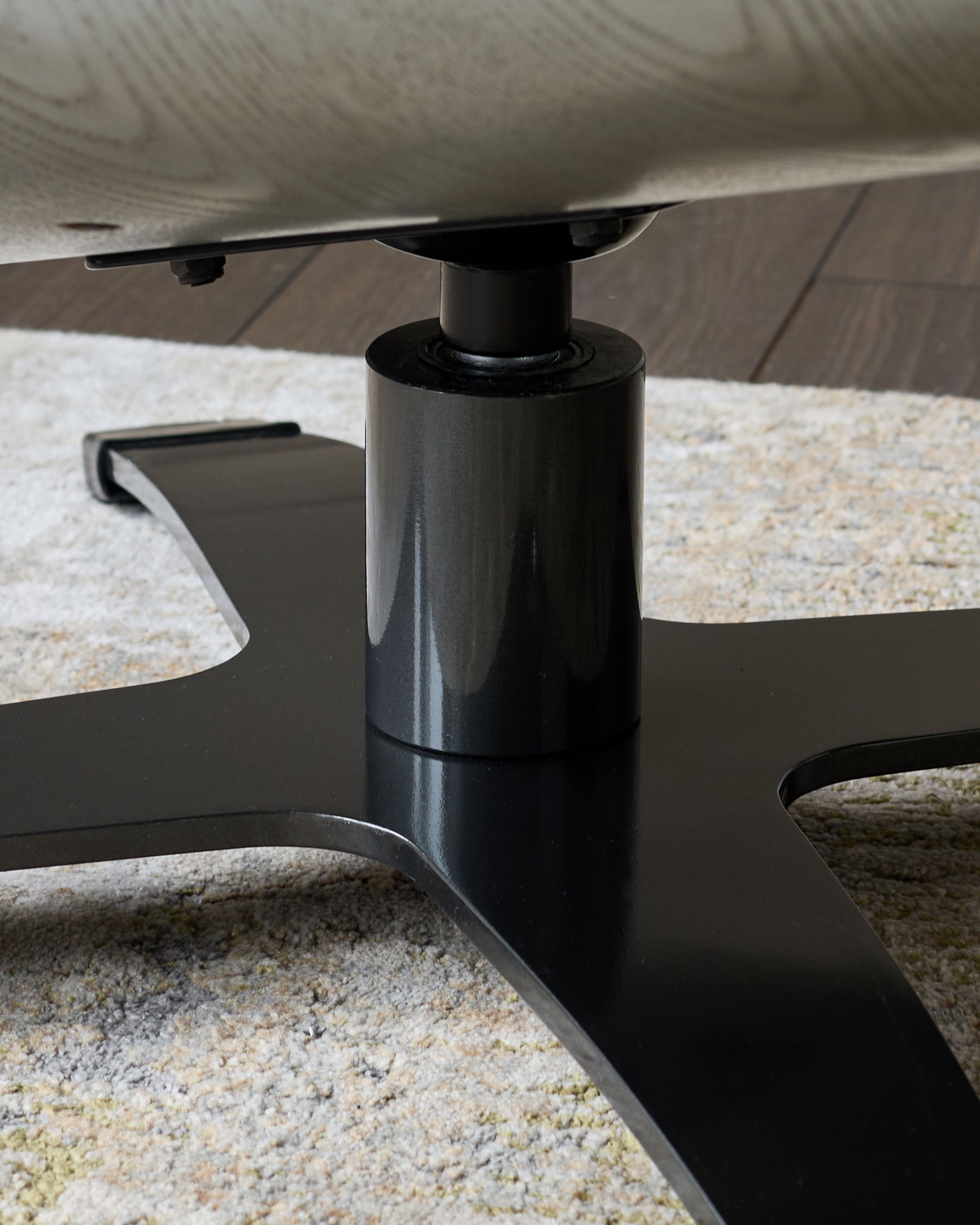 Fauteuil inclinable pivotant Karma en cuir gris foncé avec repose-pieds