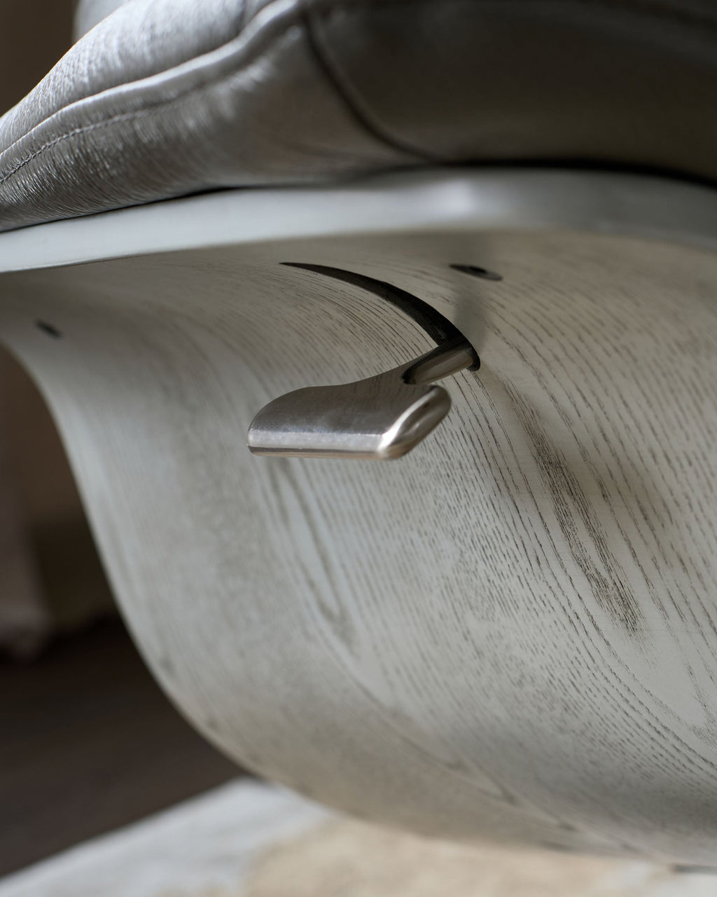 Fauteuil inclinable pivotant Karma en cuir gris foncé avec repose-pieds