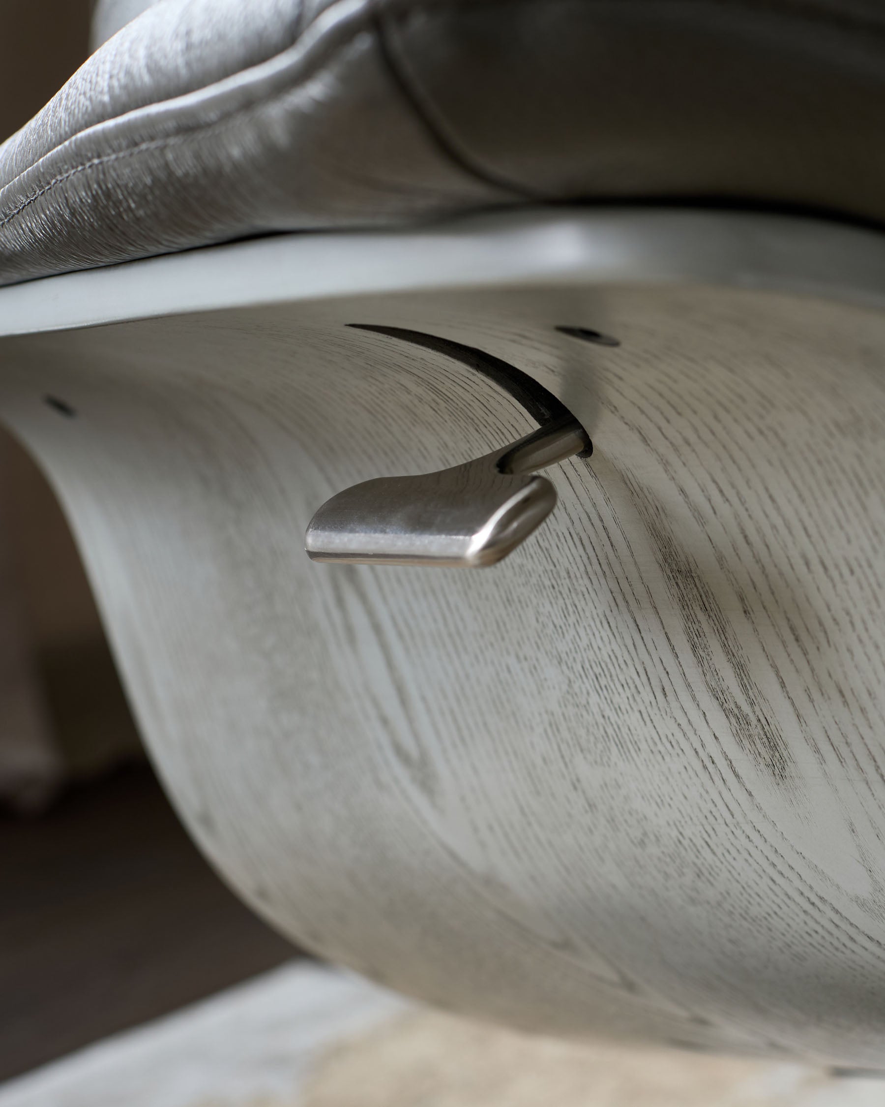 Fauteuil inclinable pivotant Karma en cuir gris foncé avec repose-pieds