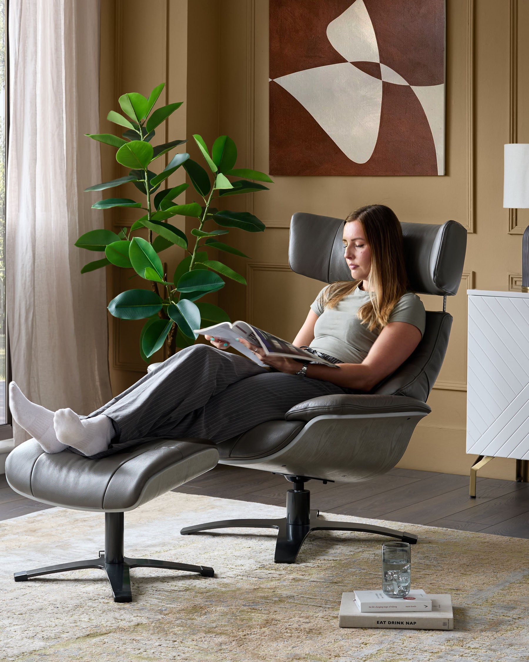 Fauteuil inclinable pivotant Karma en cuir gris foncé avec repose-pieds