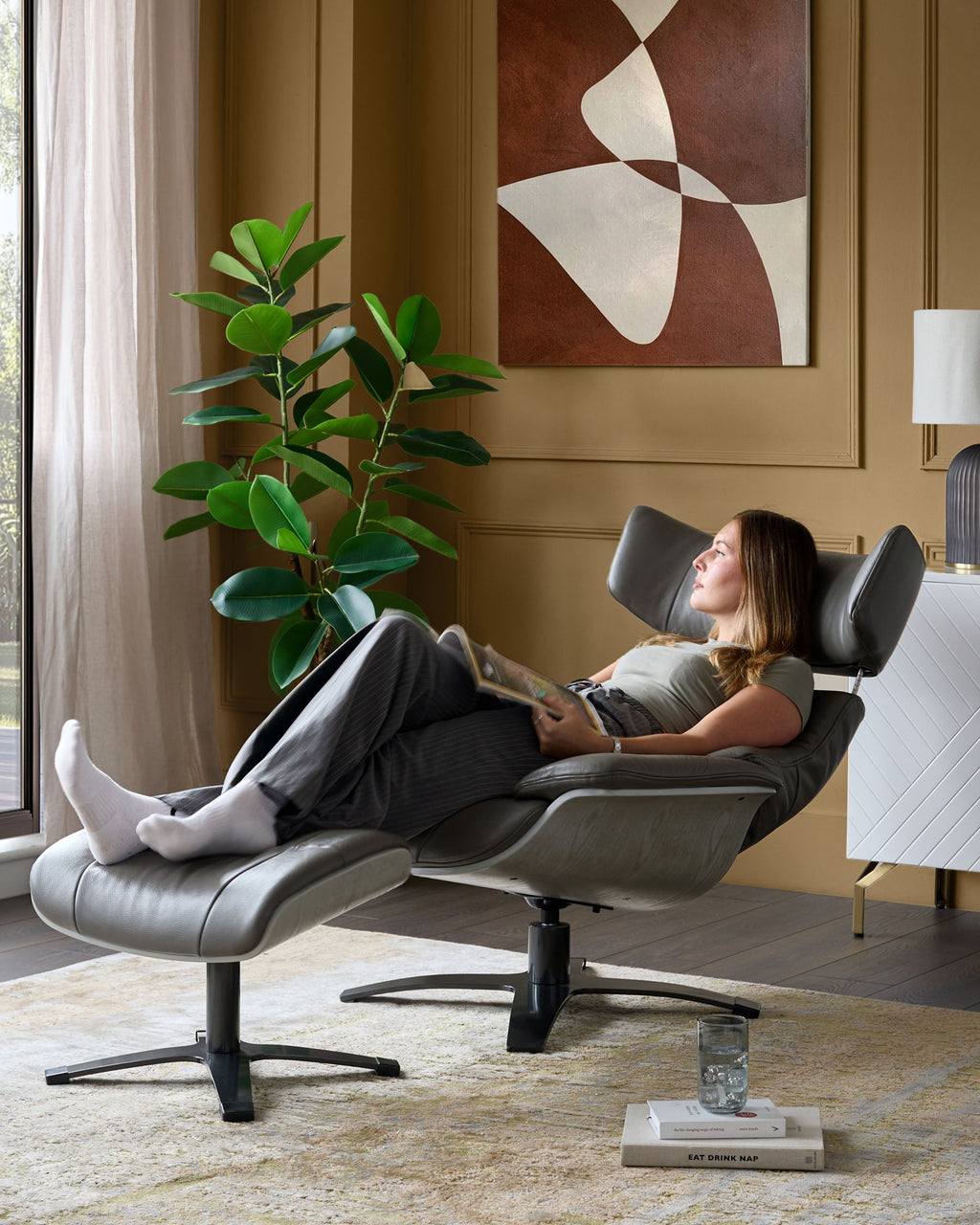 Fauteuil inclinable pivotant Karma en cuir gris foncé avec repose-pieds