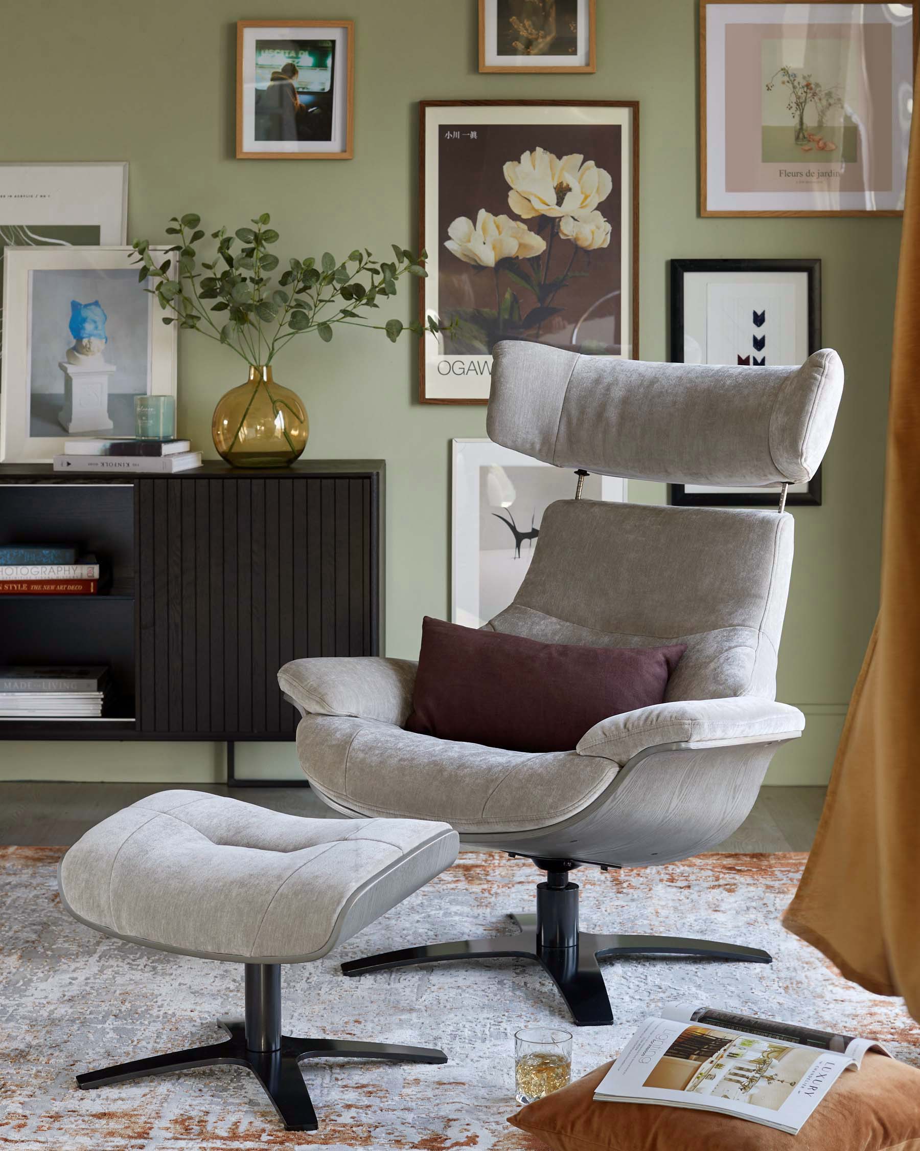 Fauteuil inclinable pivotant Karma en tissu gris clair avec repose-pieds