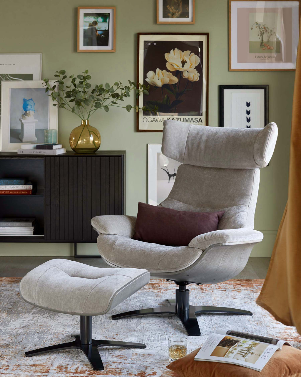 Fauteuil inclinable pivotant Karma en tissu gris clair avec repose-pieds