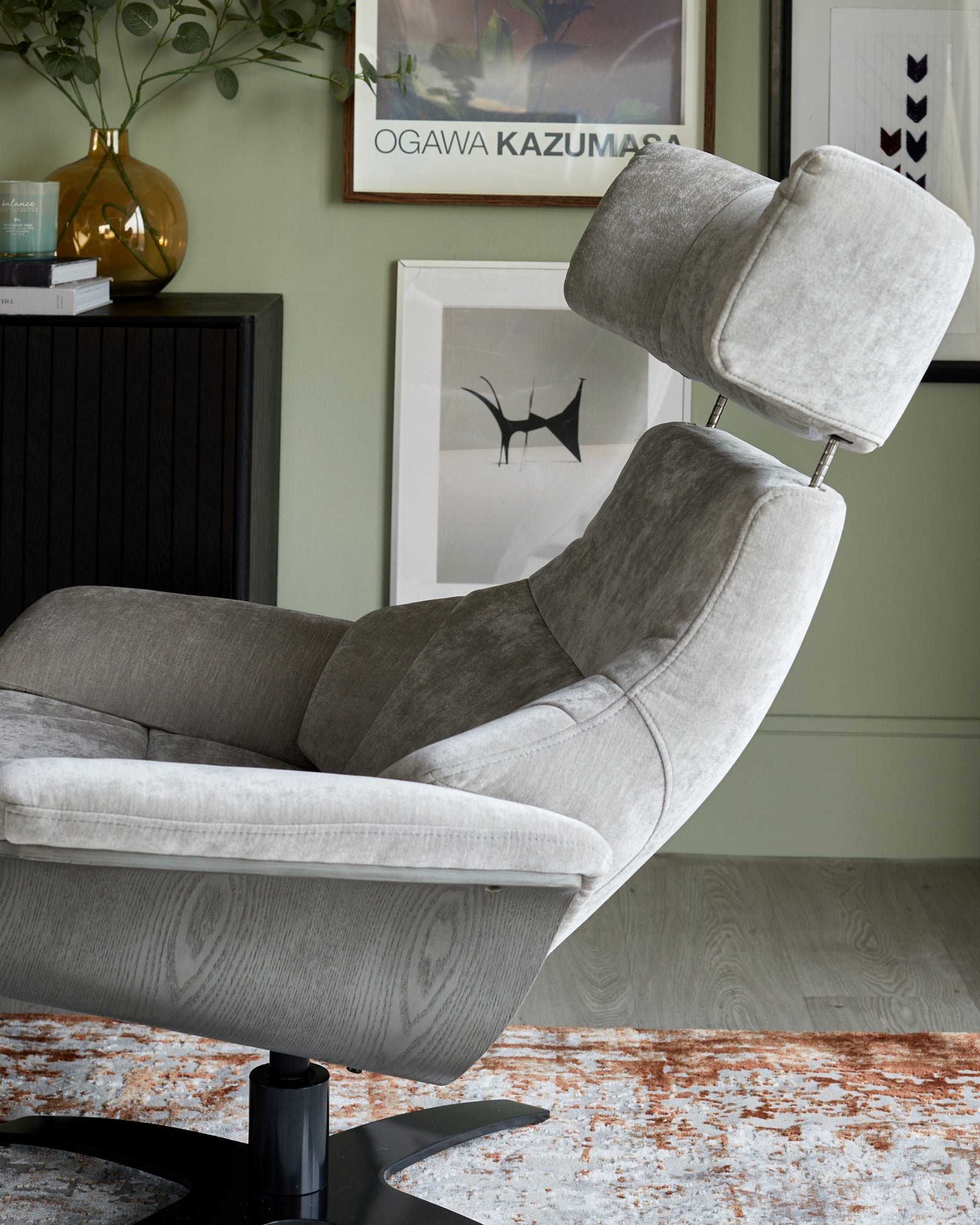 Fauteuil inclinable pivotant Karma en tissu gris clair avec repose-pieds