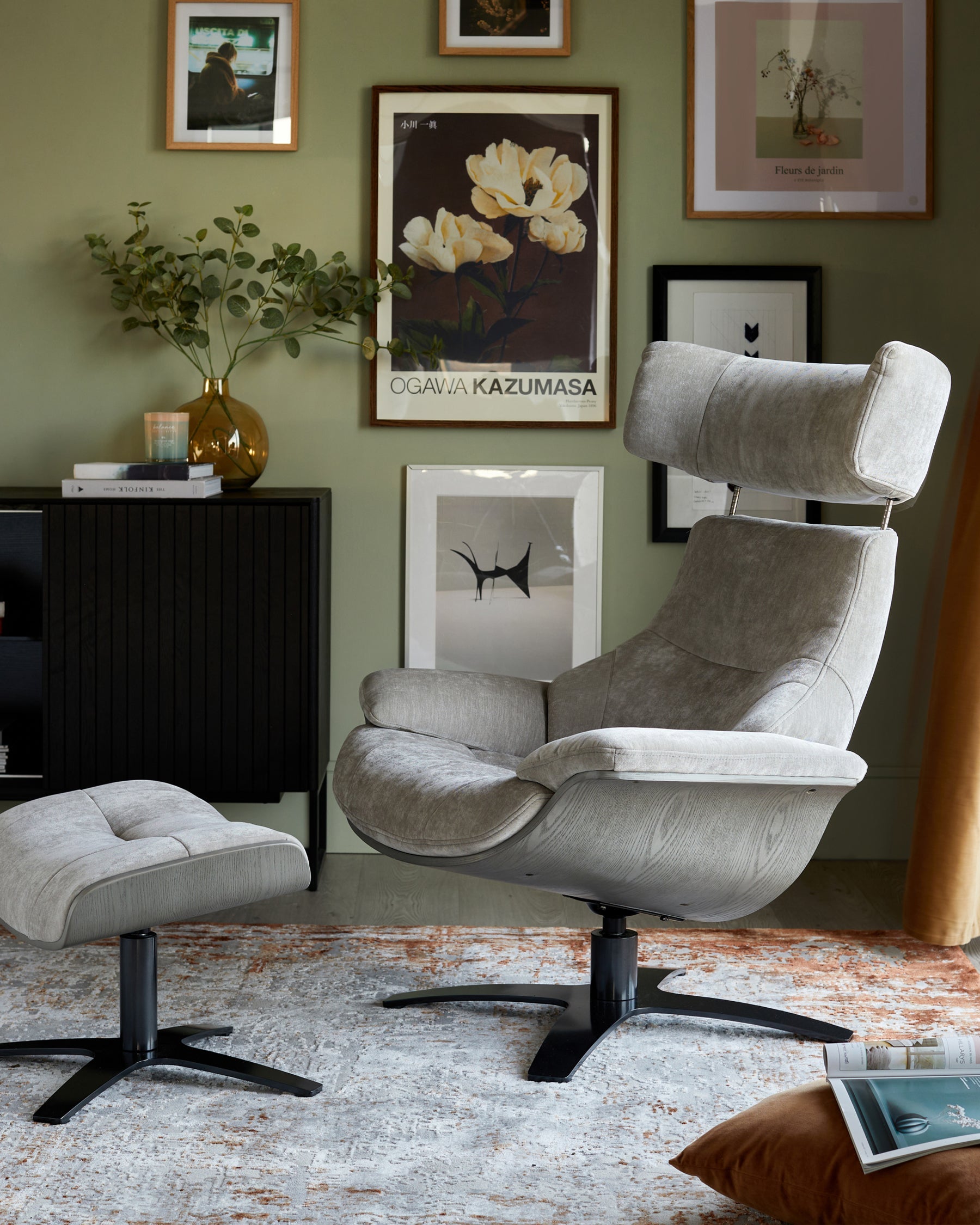 Fauteuil inclinable pivotant Karma en tissu gris clair avec repose-pieds