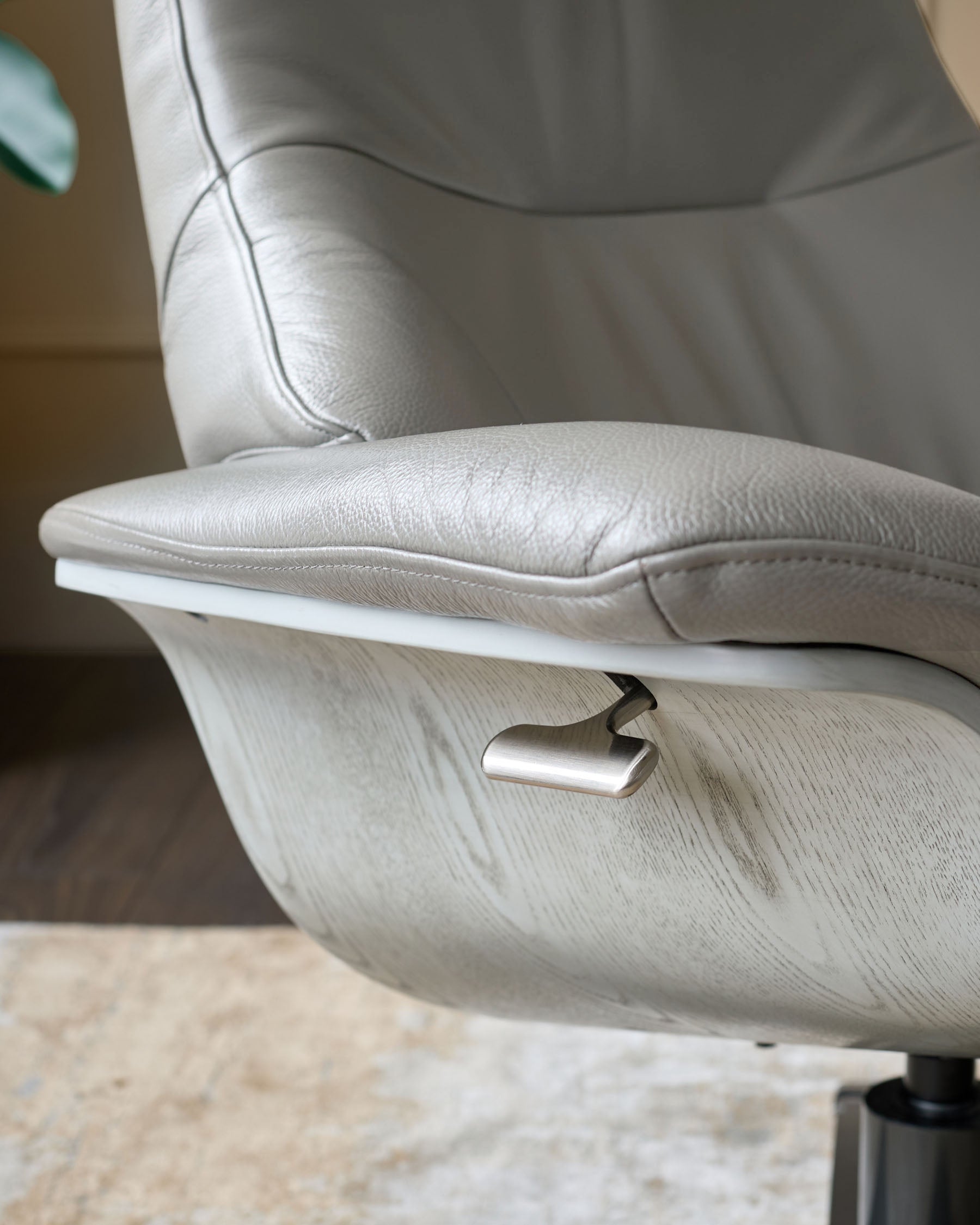 Fauteuil inclinable pivotant et repose-pieds Karma en cuir gris naturel