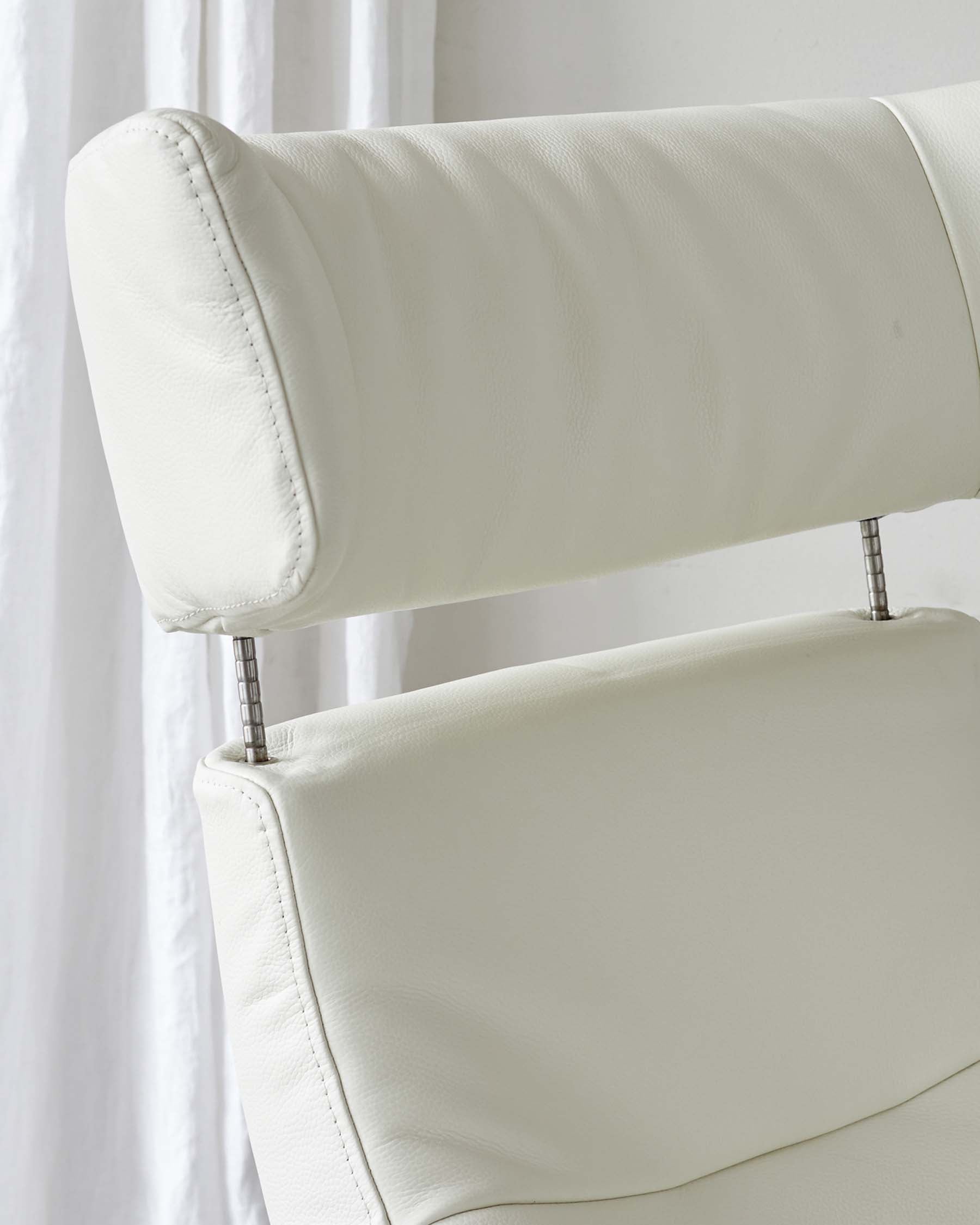 Fauteuil inclinable pivotant Karma en cuir blanc avec repose-pieds