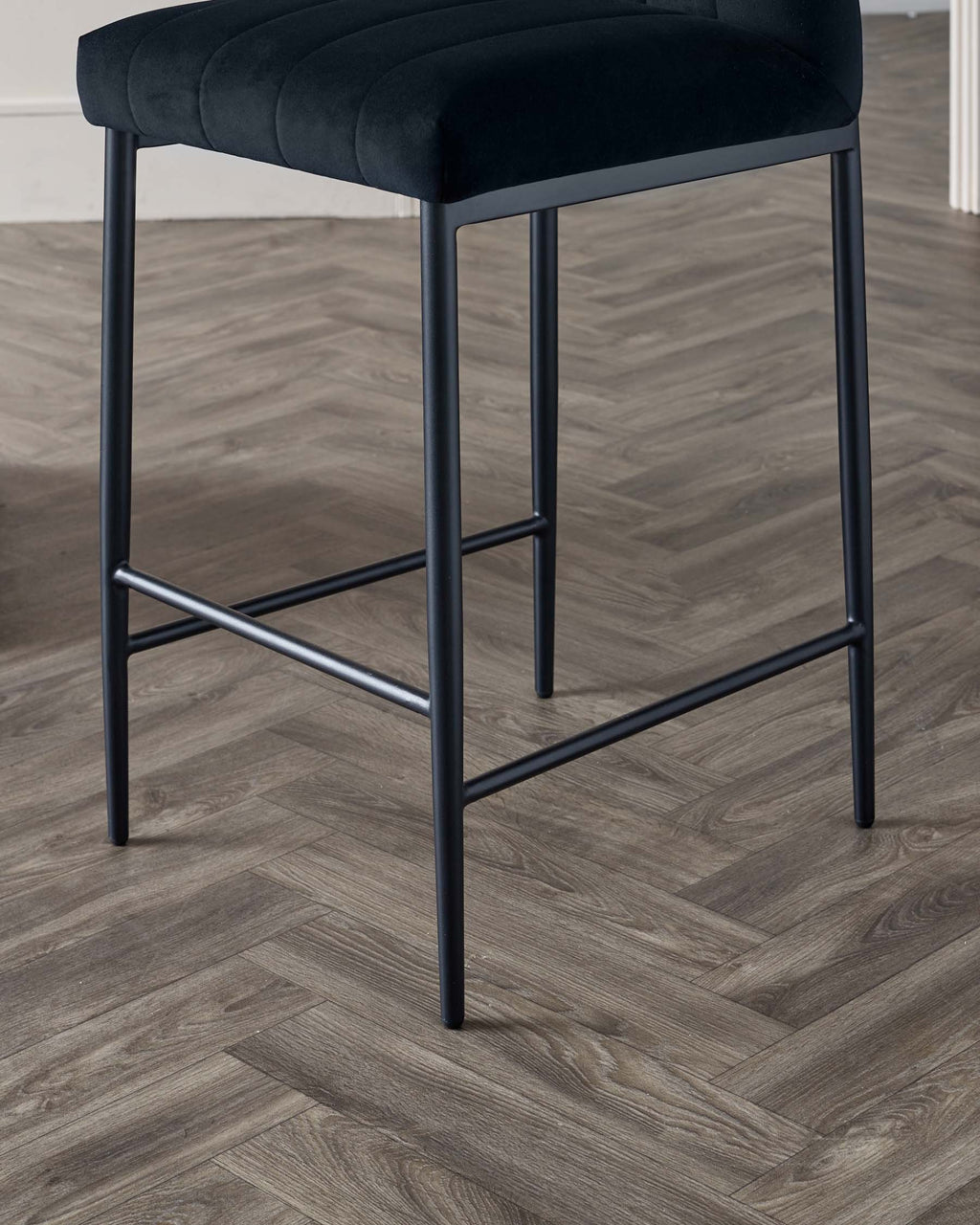 Tabouret de bar Kendra en métal noir et velours noir classique