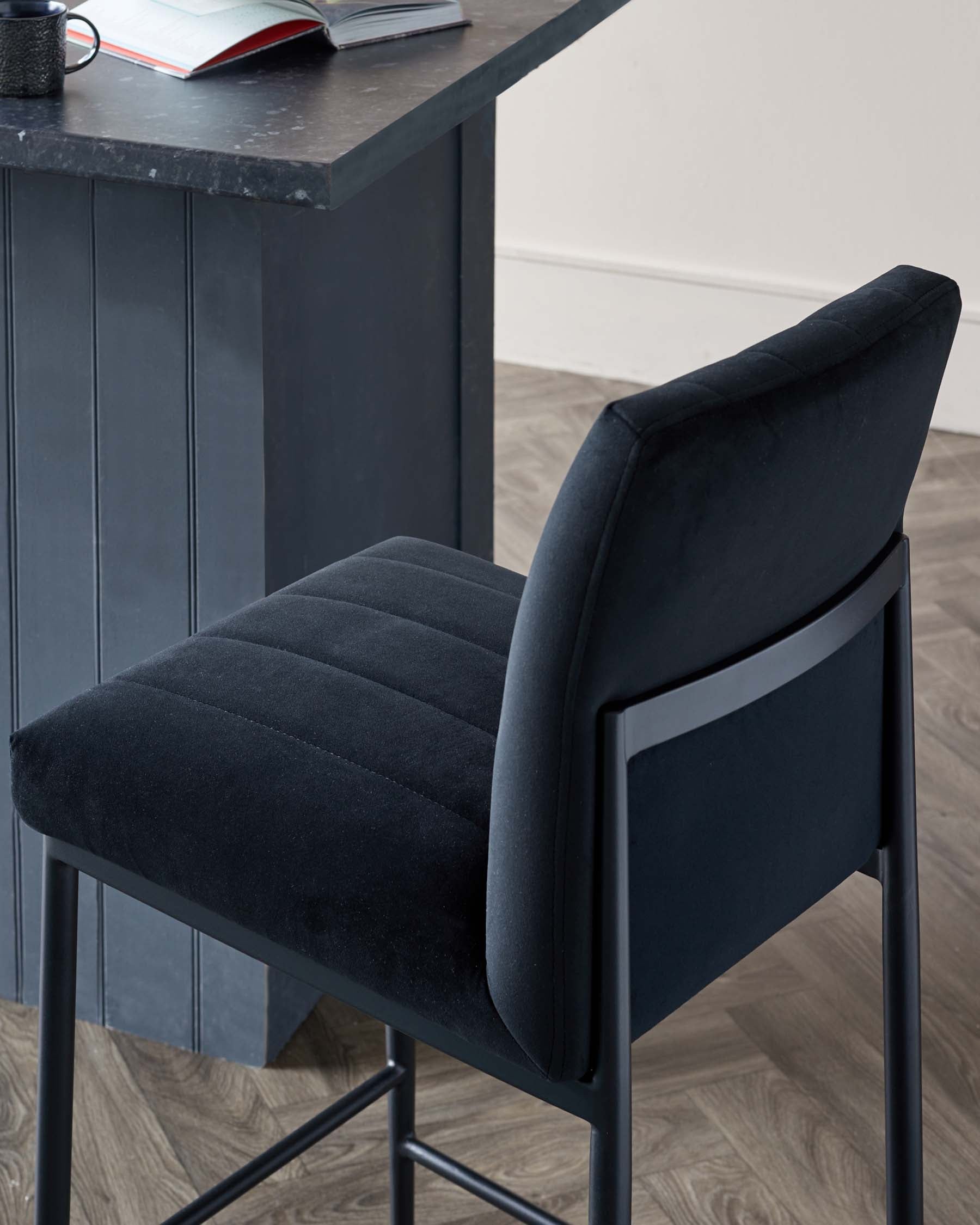 Tabouret de bar Kendra en métal noir et velours noir classique