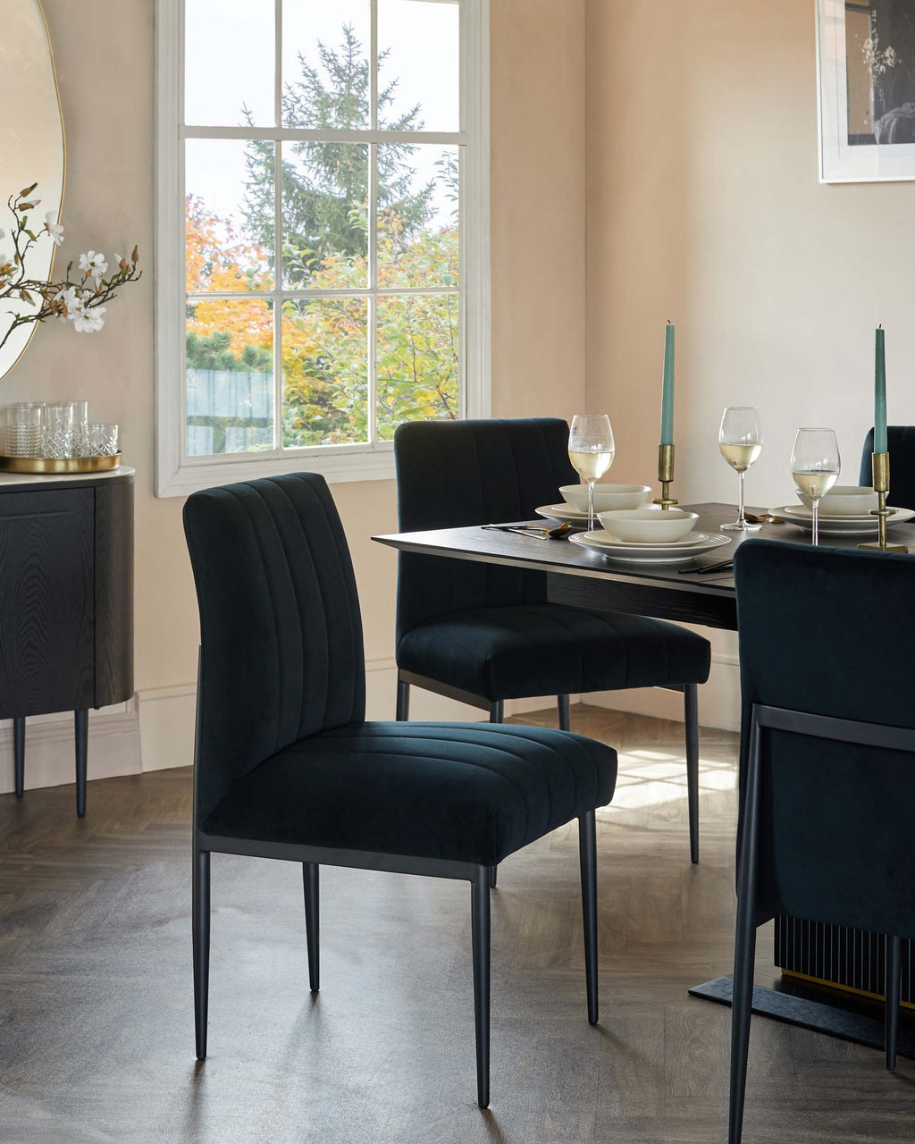 Chaise de salle à manger Kendra en métal noir et velours noir classique