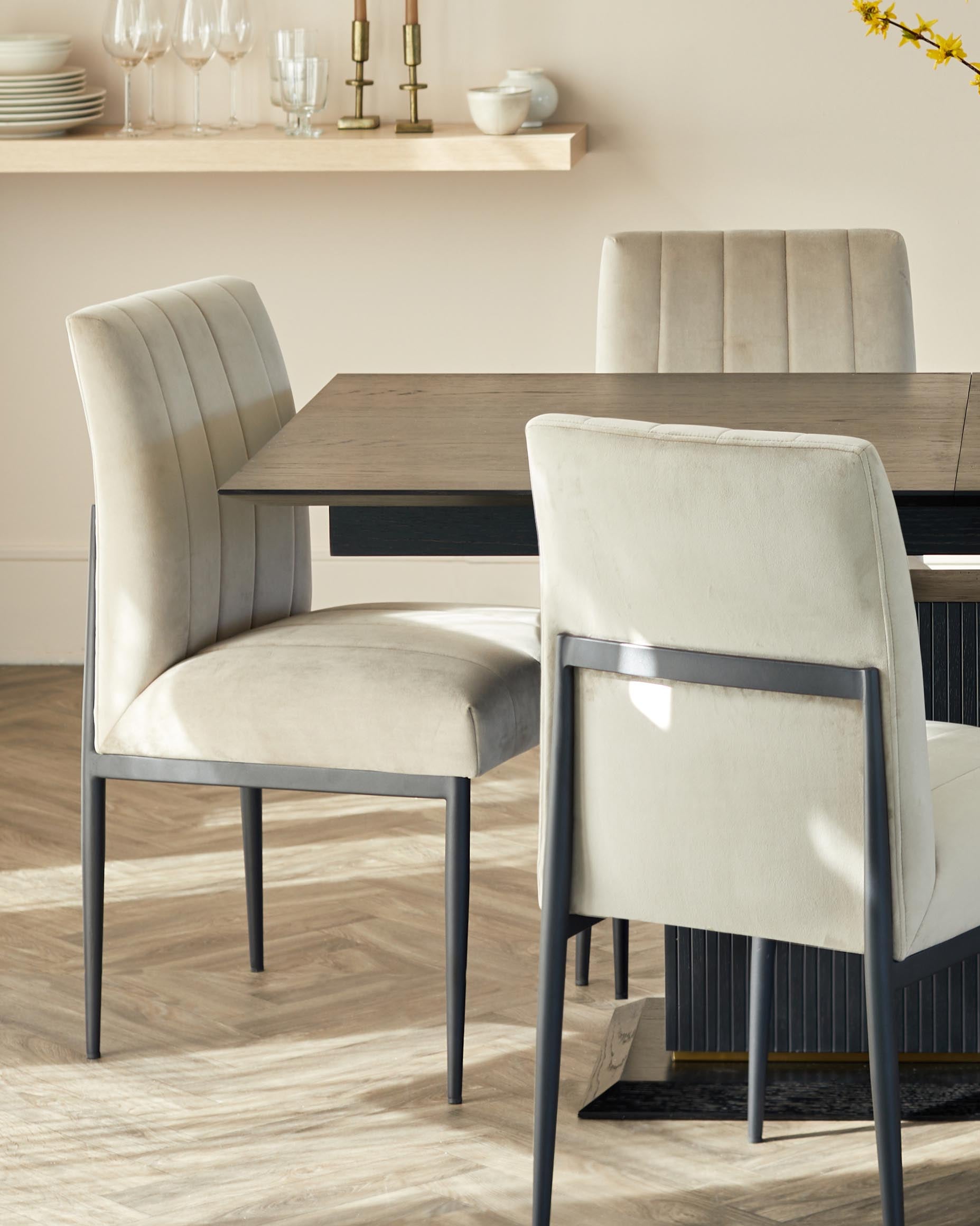 Chaise de salle à manger Kendra en métal noir et velours champagne