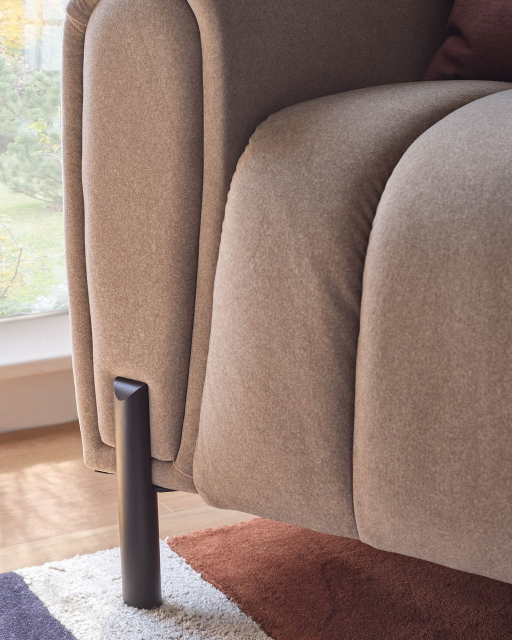 Fauteuil Kendra en tissu moka