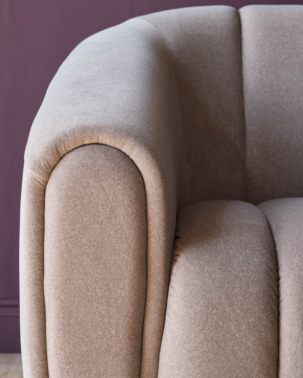 Fauteuil Kendra en tissu moka