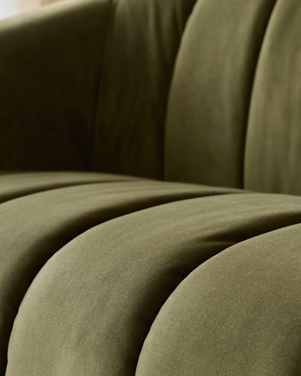 Fauteuil Kendra en velours vert olive