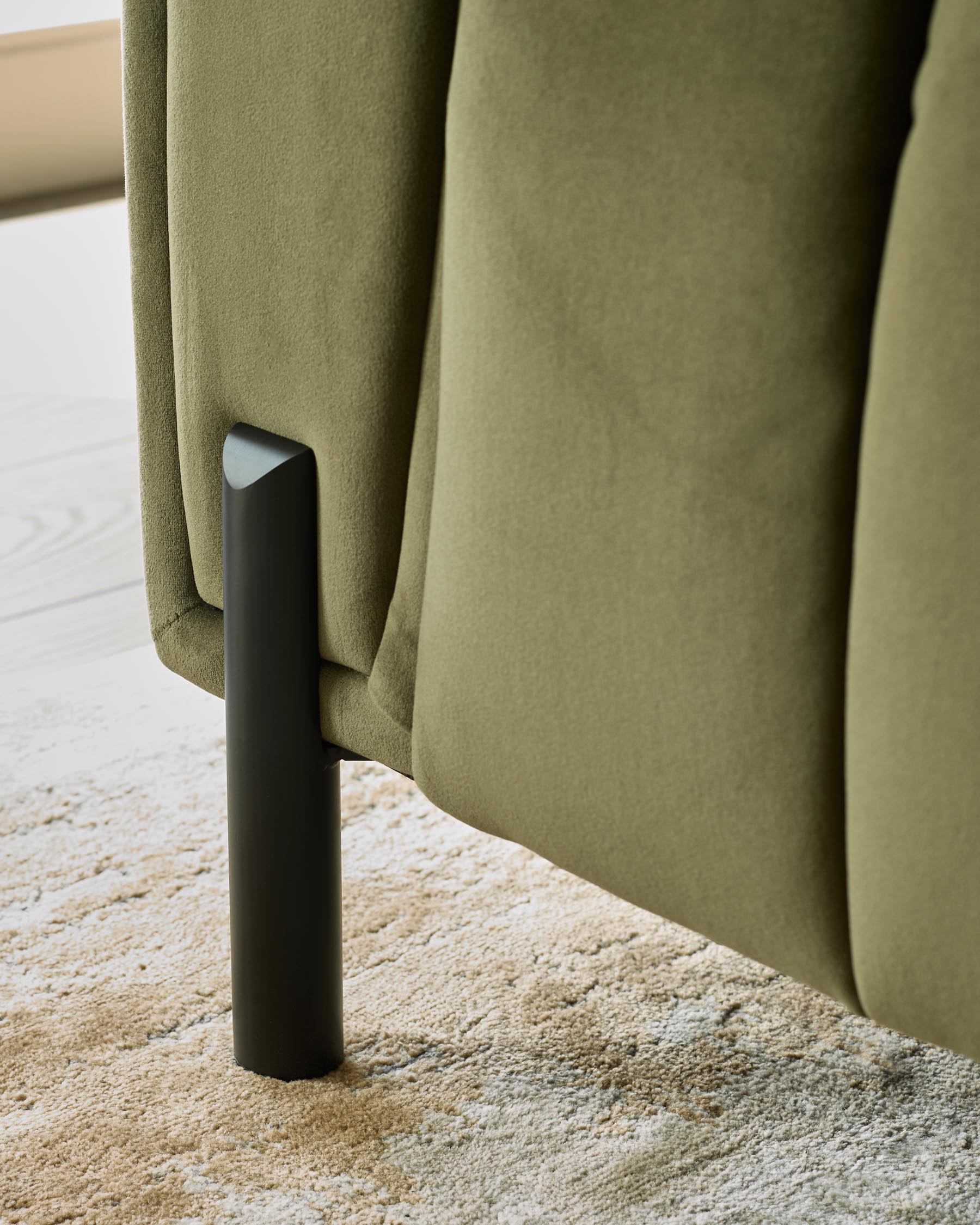 Fauteuil Kendra en velours vert olive