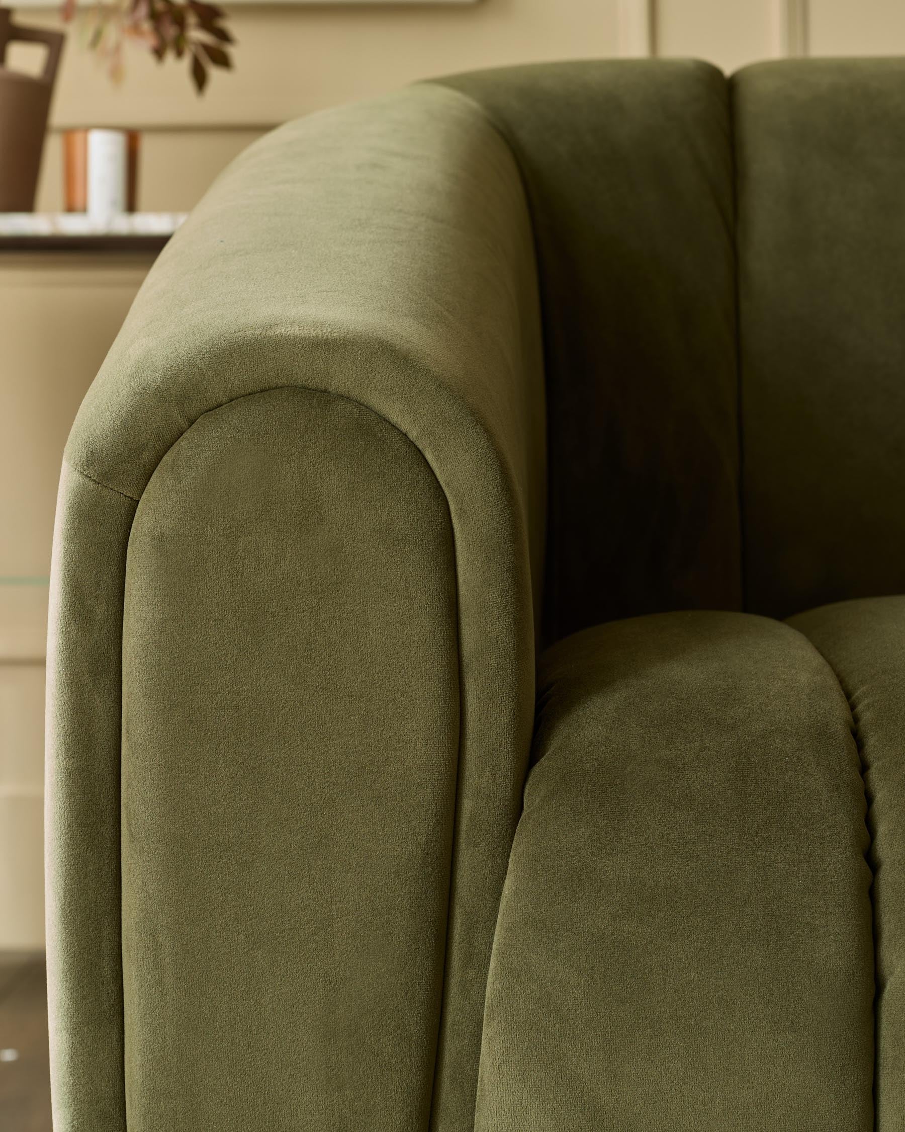 Fauteuil Kendra en velours vert olive