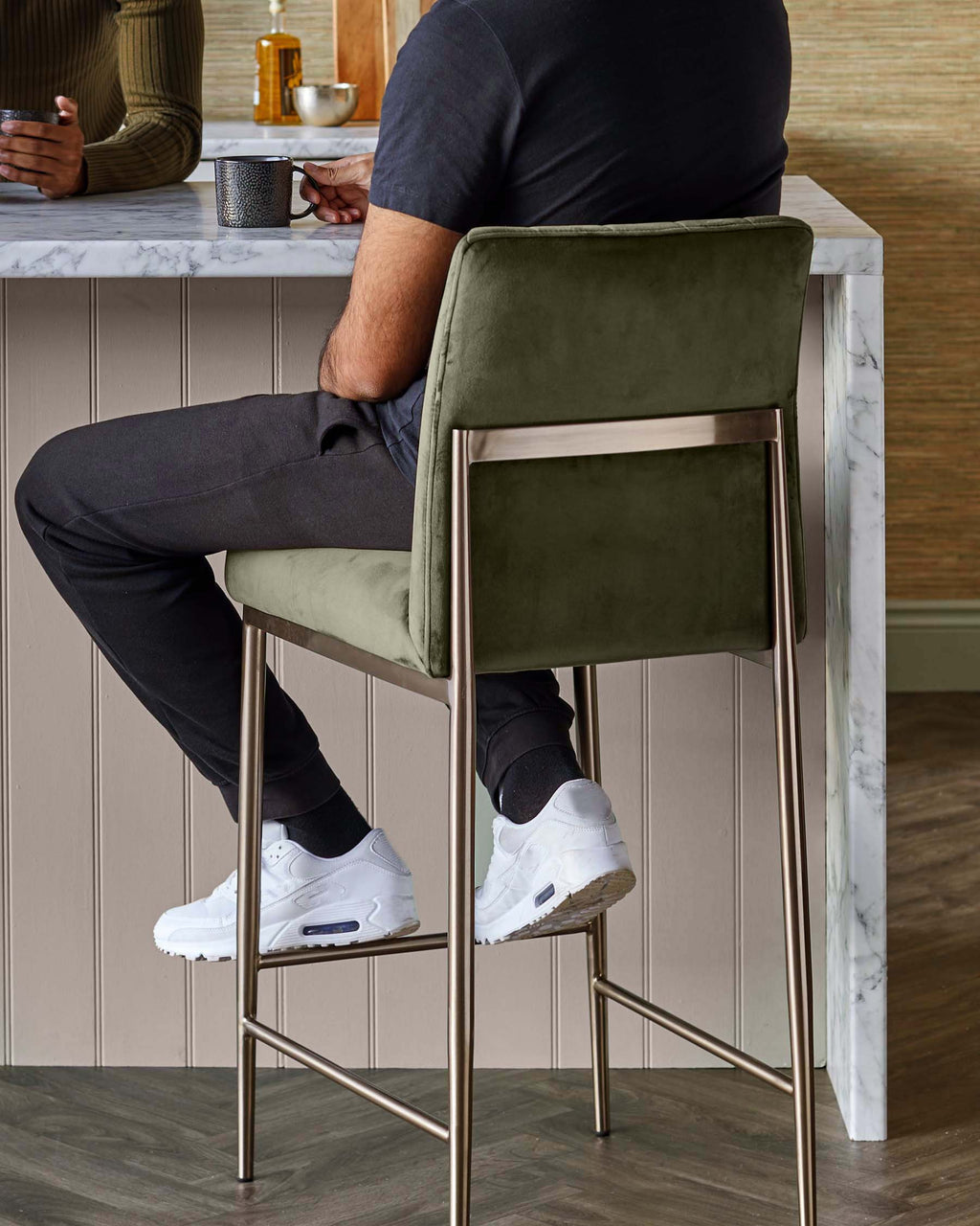 Tabouret de bar Kendra en velours vert olive