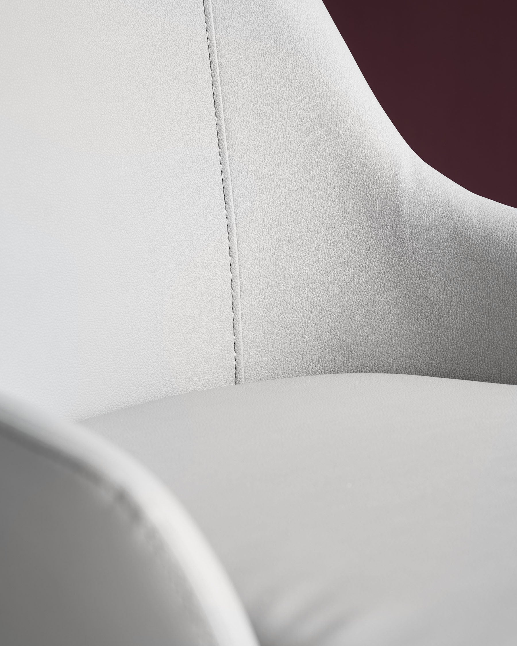 Chaise de salle à manger Kyro en similicuir gris clair