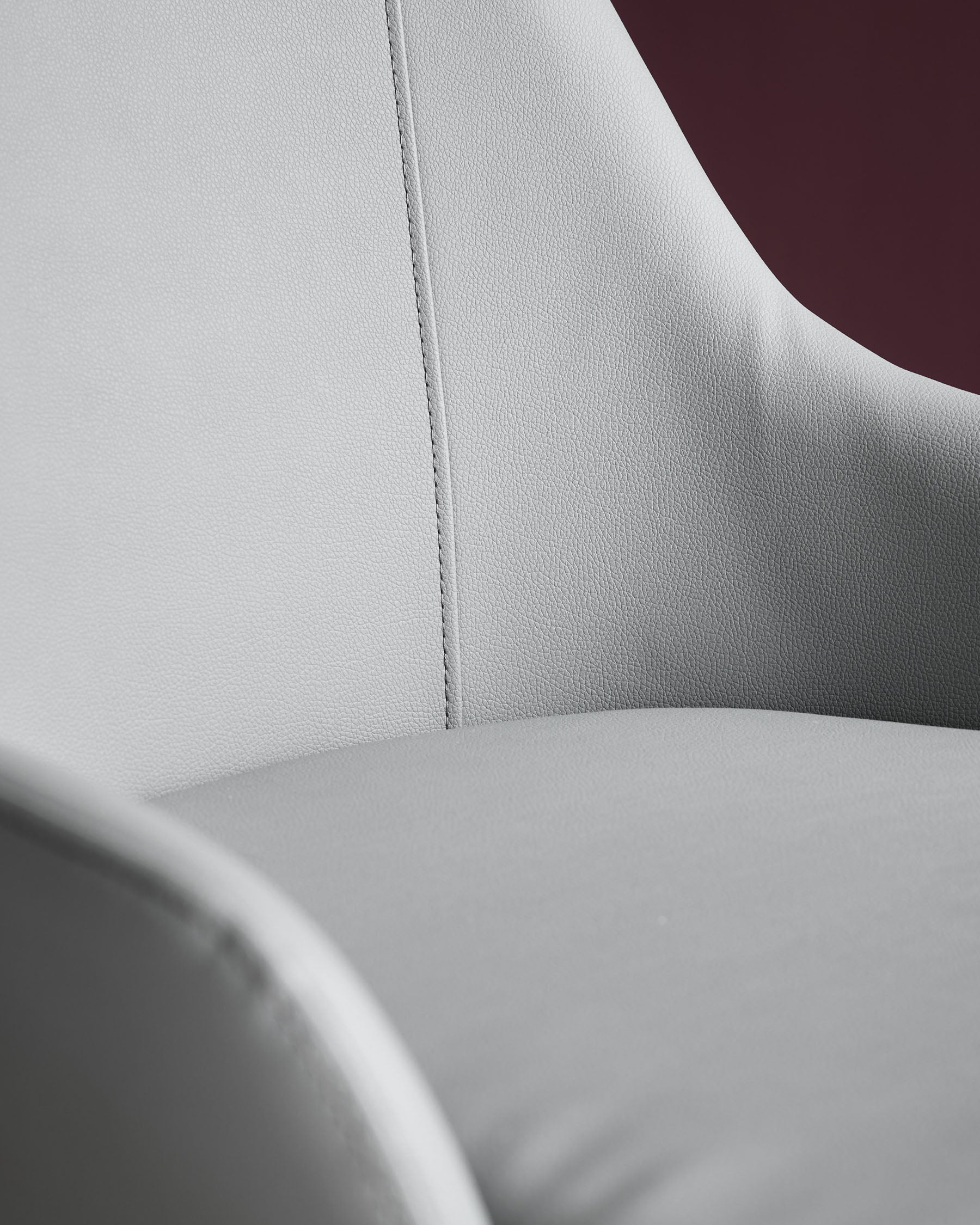 Chaise de salle à manger Kyro en similicuir gris moyen