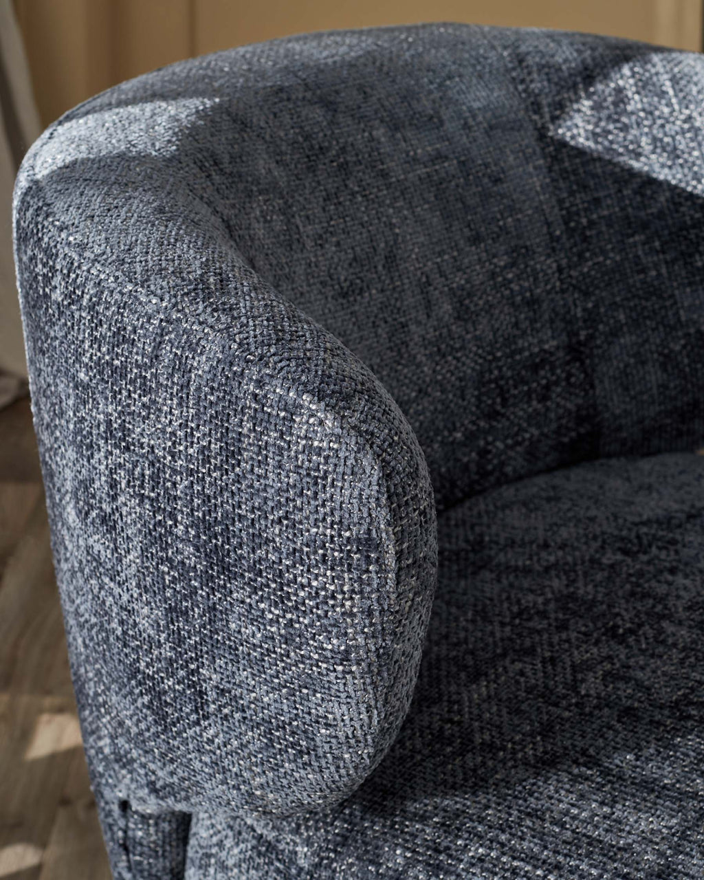 Fauteuil pivotant Landon en tissu bleu foncé