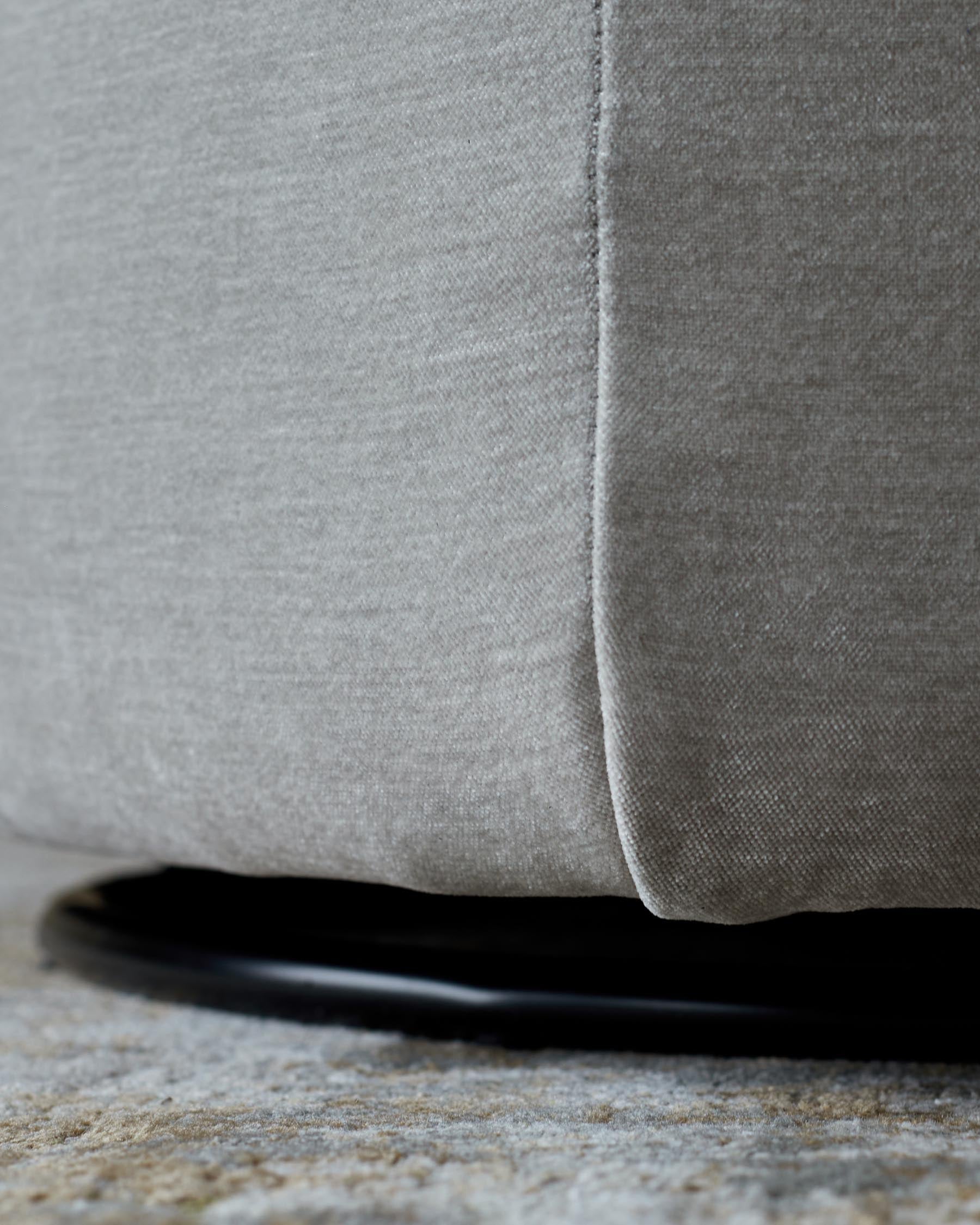 Fauteuil pivotant Landon en tissu gris clair