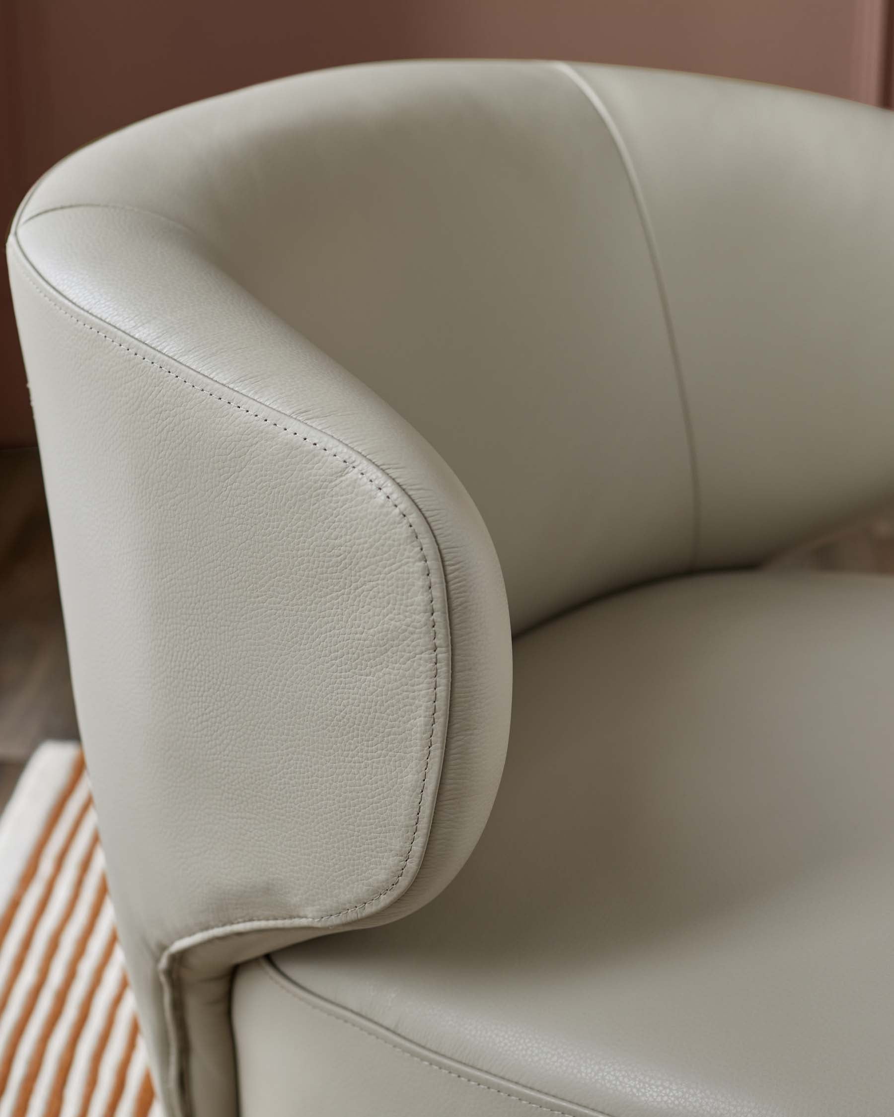 Fauteuil pivotant Landon en cuir gris naturel