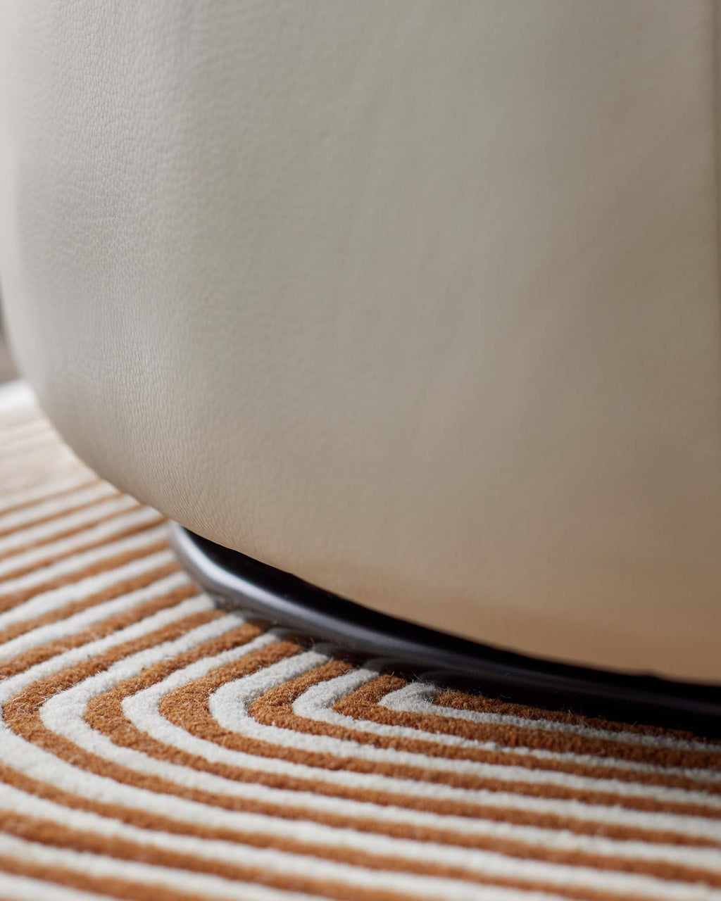 Fauteuil pivotant Landon en cuir gris naturel