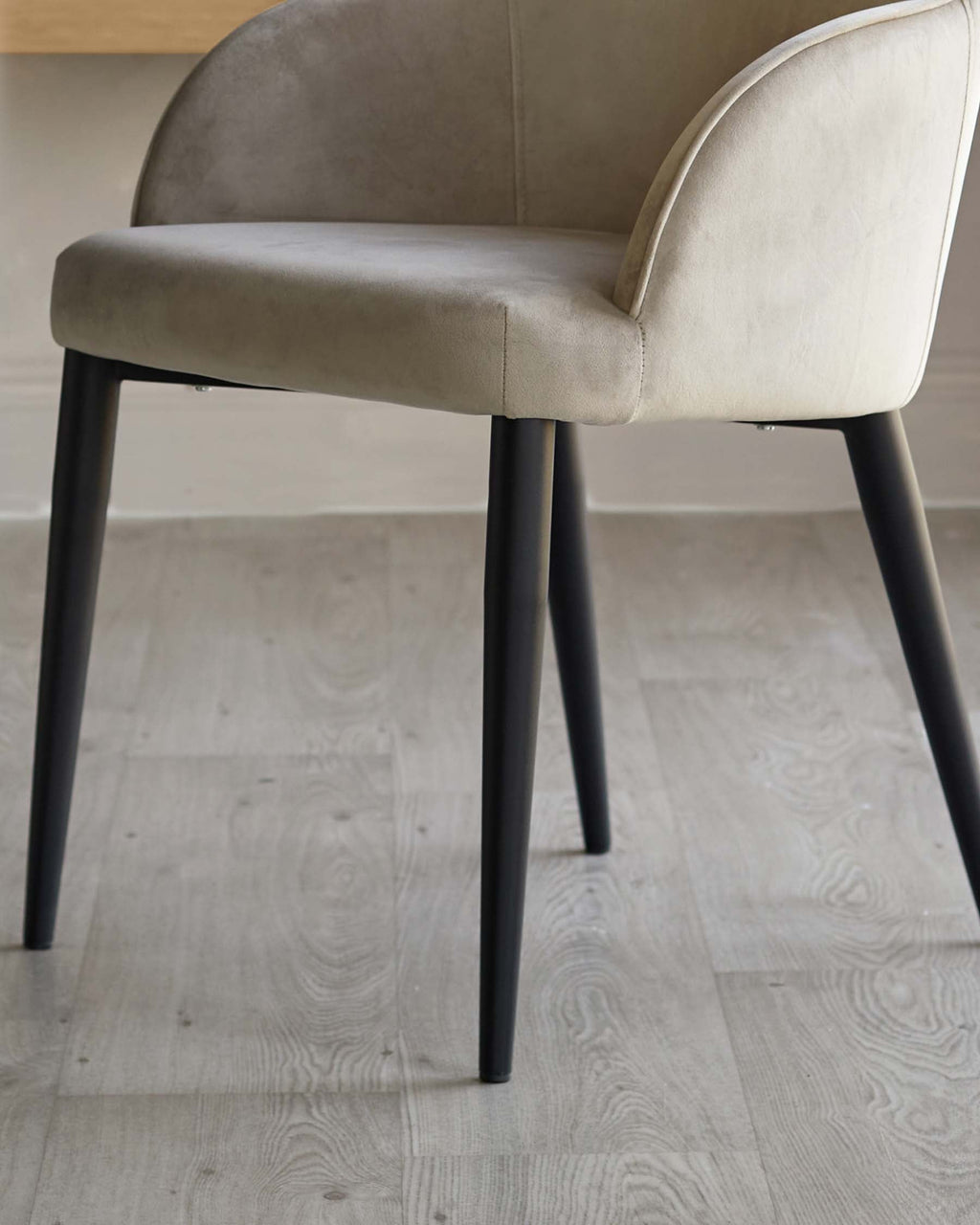 Chaise de salle à manger Lani en velours champagne et métal noir