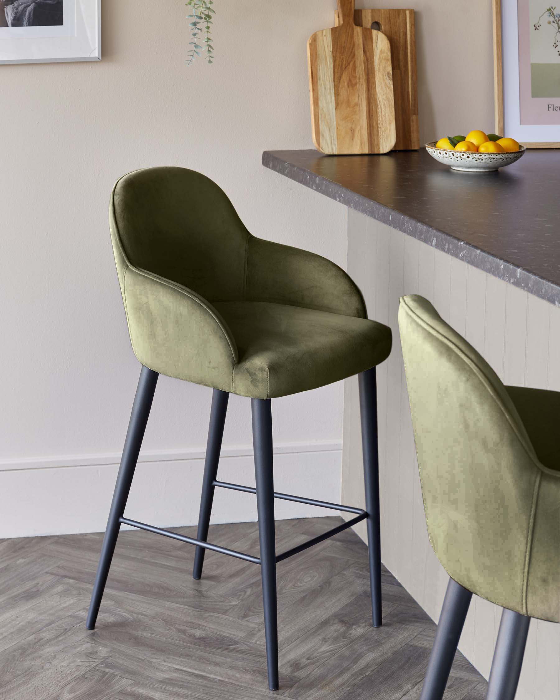 Tabouret de bar Lani en velours vert olive