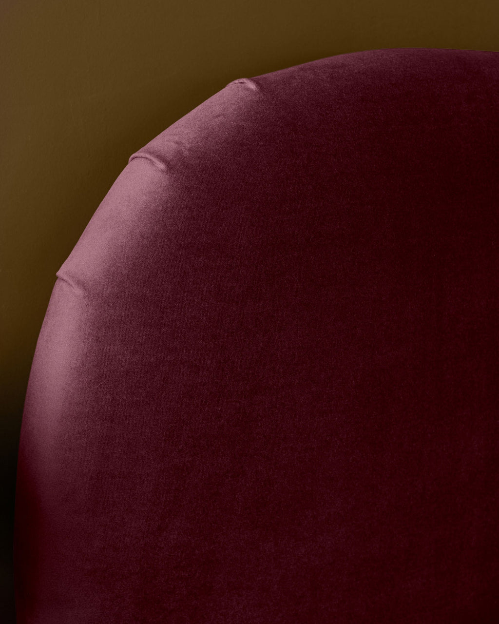 Lit ottoman Lani en velours prune, format king size