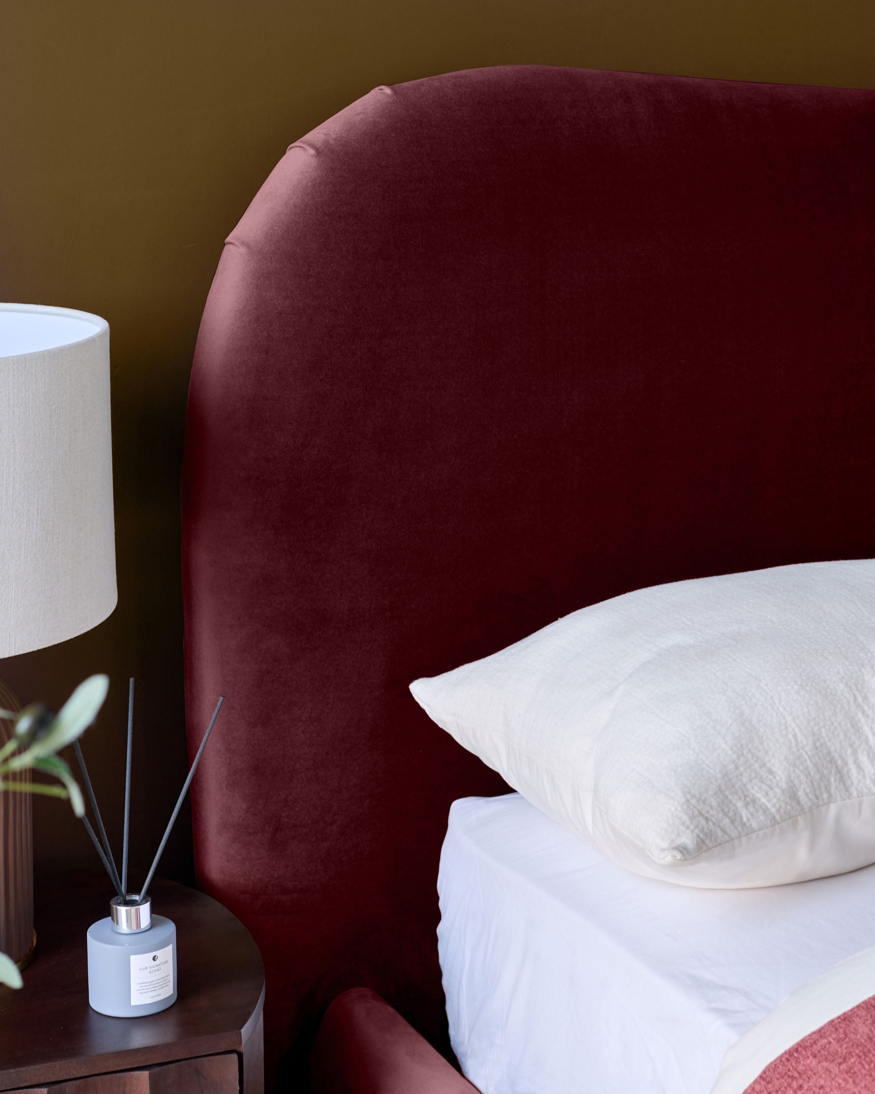 Lit ottoman Lani en velours prune, format king size