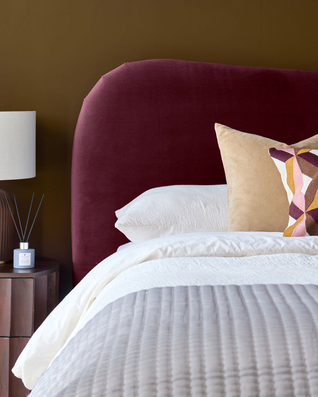 Lit ottoman Lani en velours prune, format king size