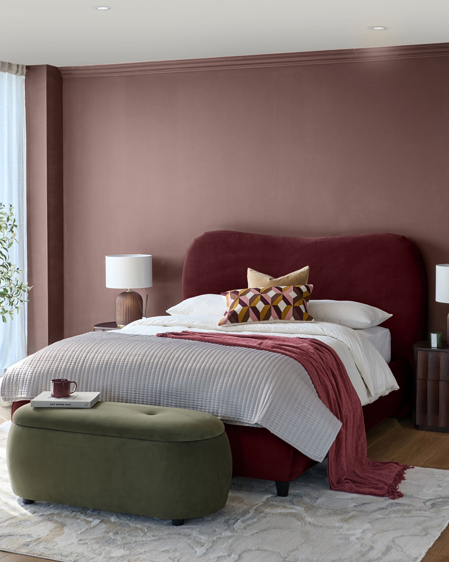 Lit ottoman Lani en velours prune, format king size