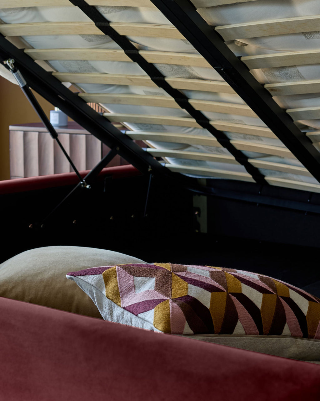 Lit ottoman Lani en velours prune, format king size