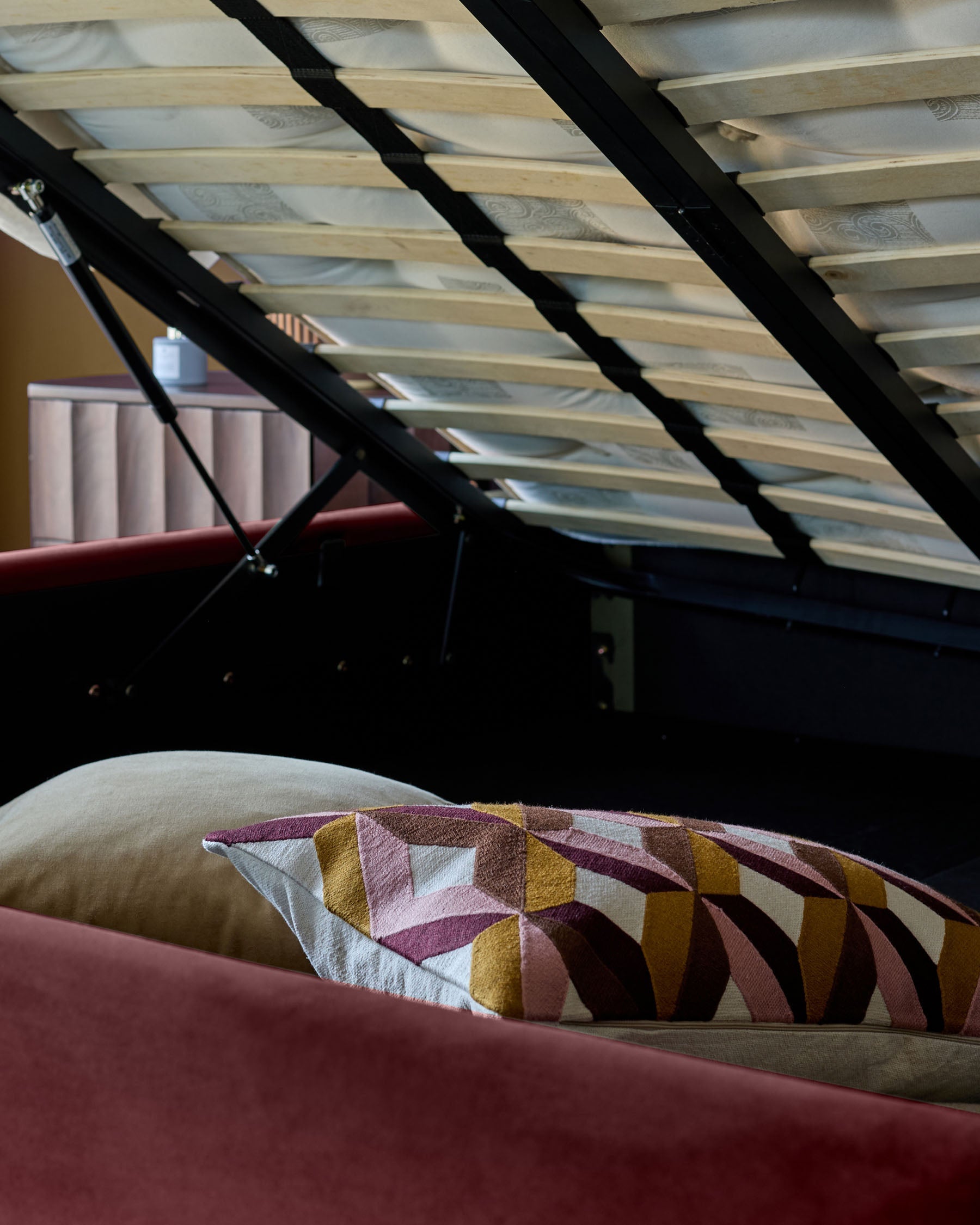 Lit ottoman Lani en velours prune, format king size