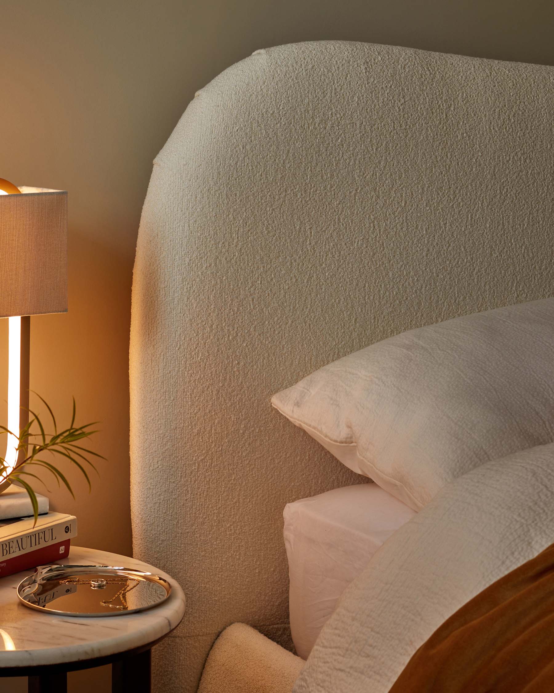 Lit coffre Lani ivoire bouclé super king avec coffre