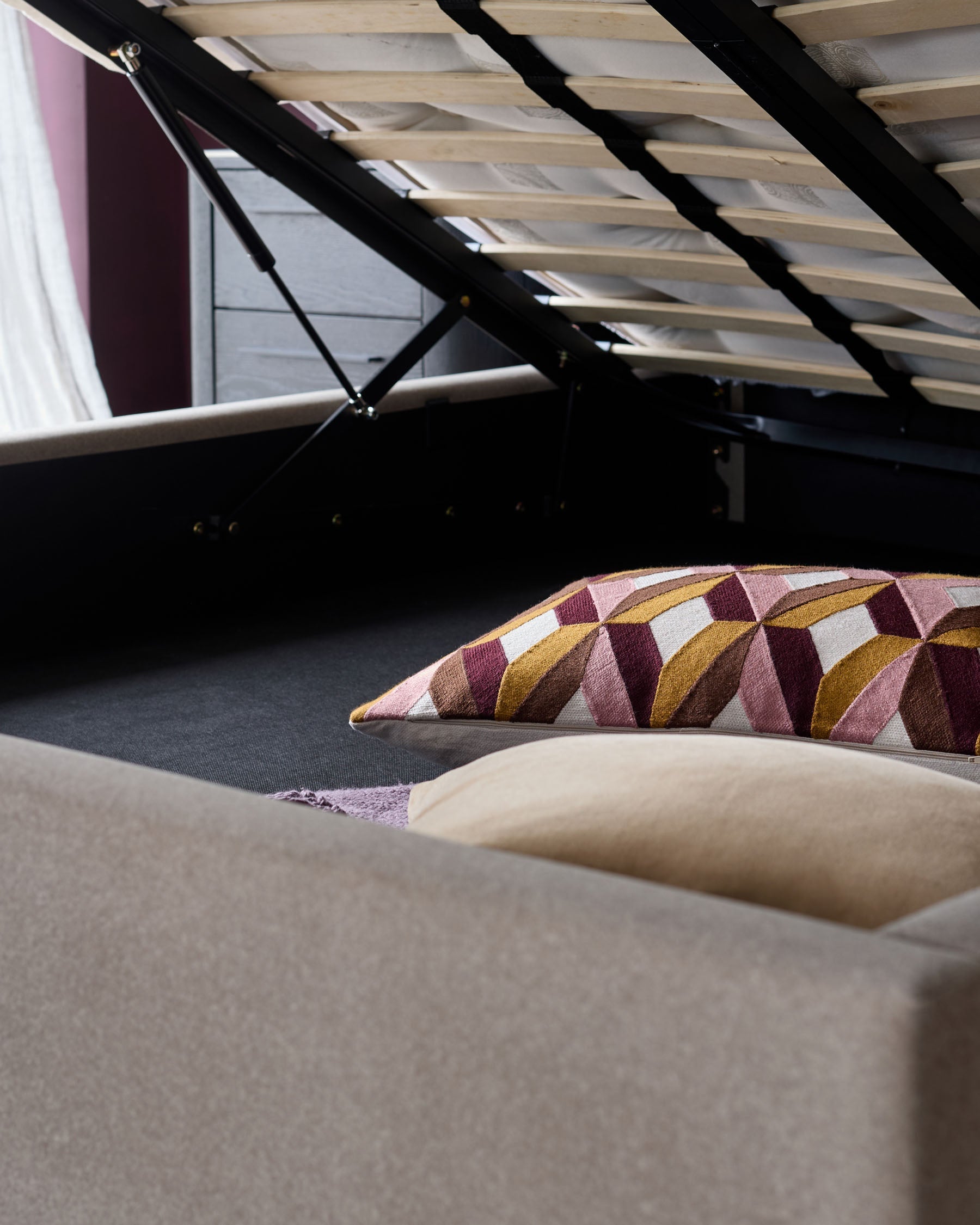 Lit coffre Lenora en tissu moka, format king, avec coffre