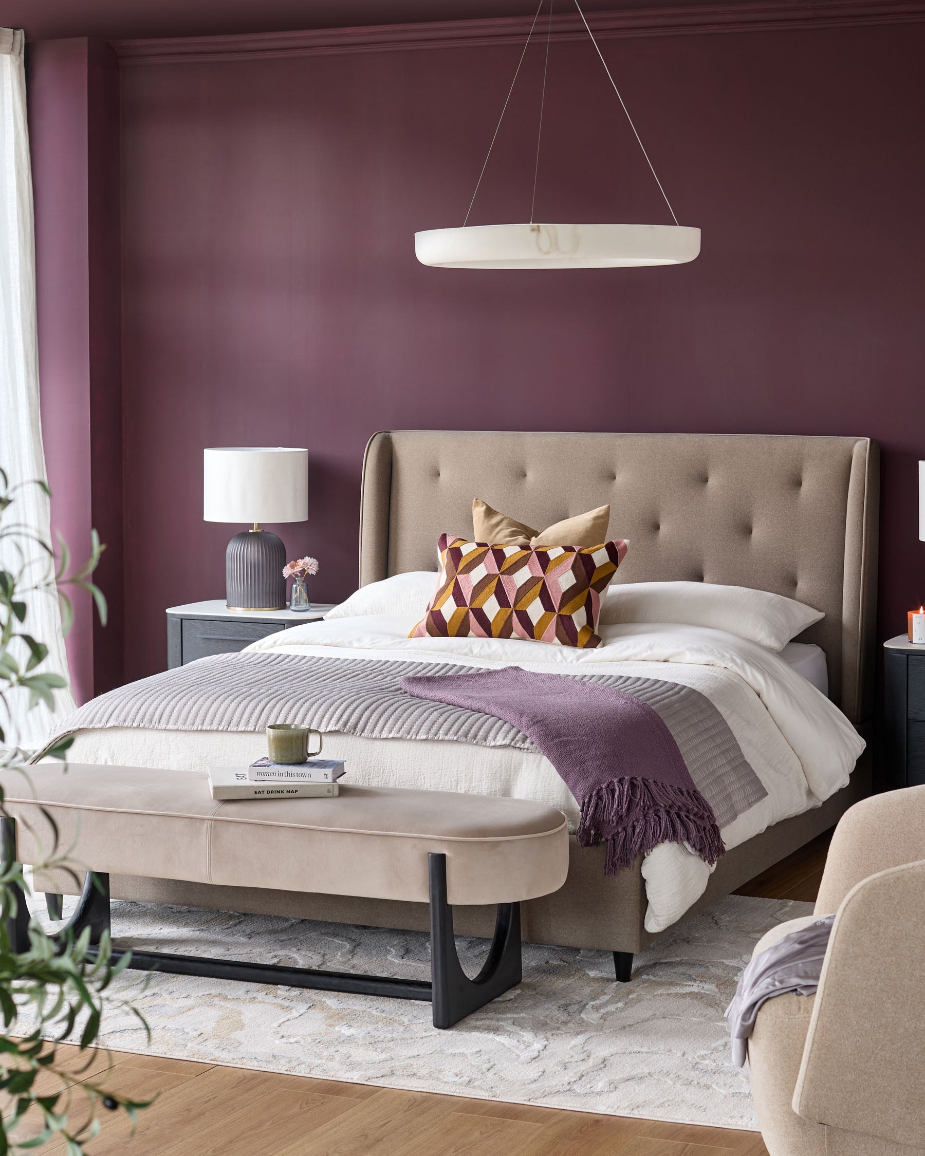 Lit coffre Lenora en tissu moka, format king, avec coffre